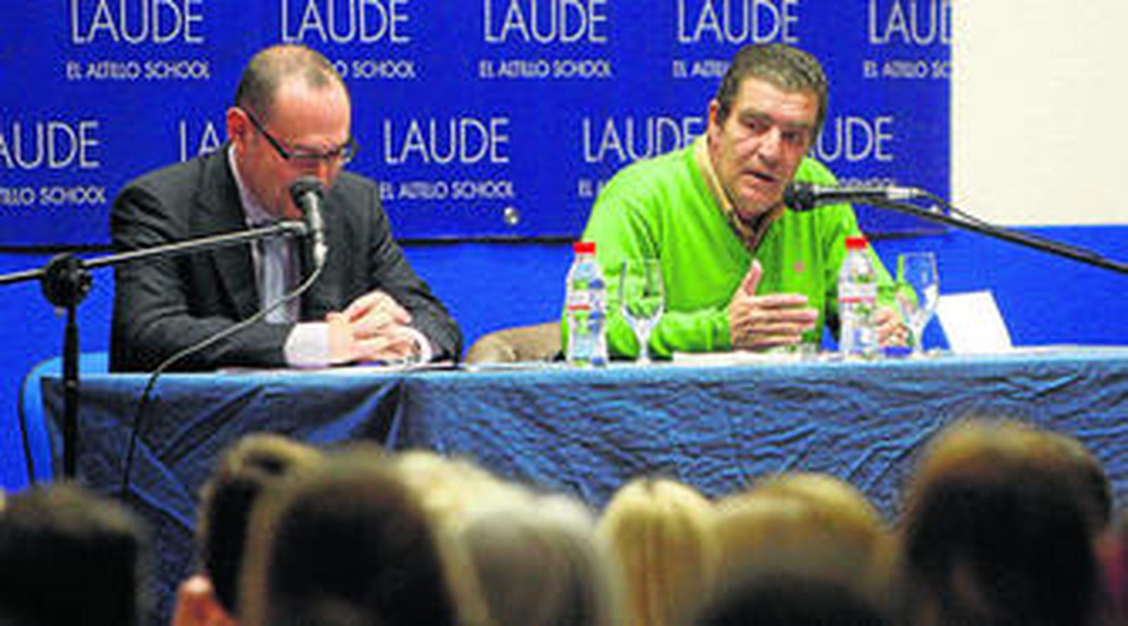 Emilio Calatayud, a la derecha de la imagen, ayer, durante su ponencia en el Laude Altillo School.