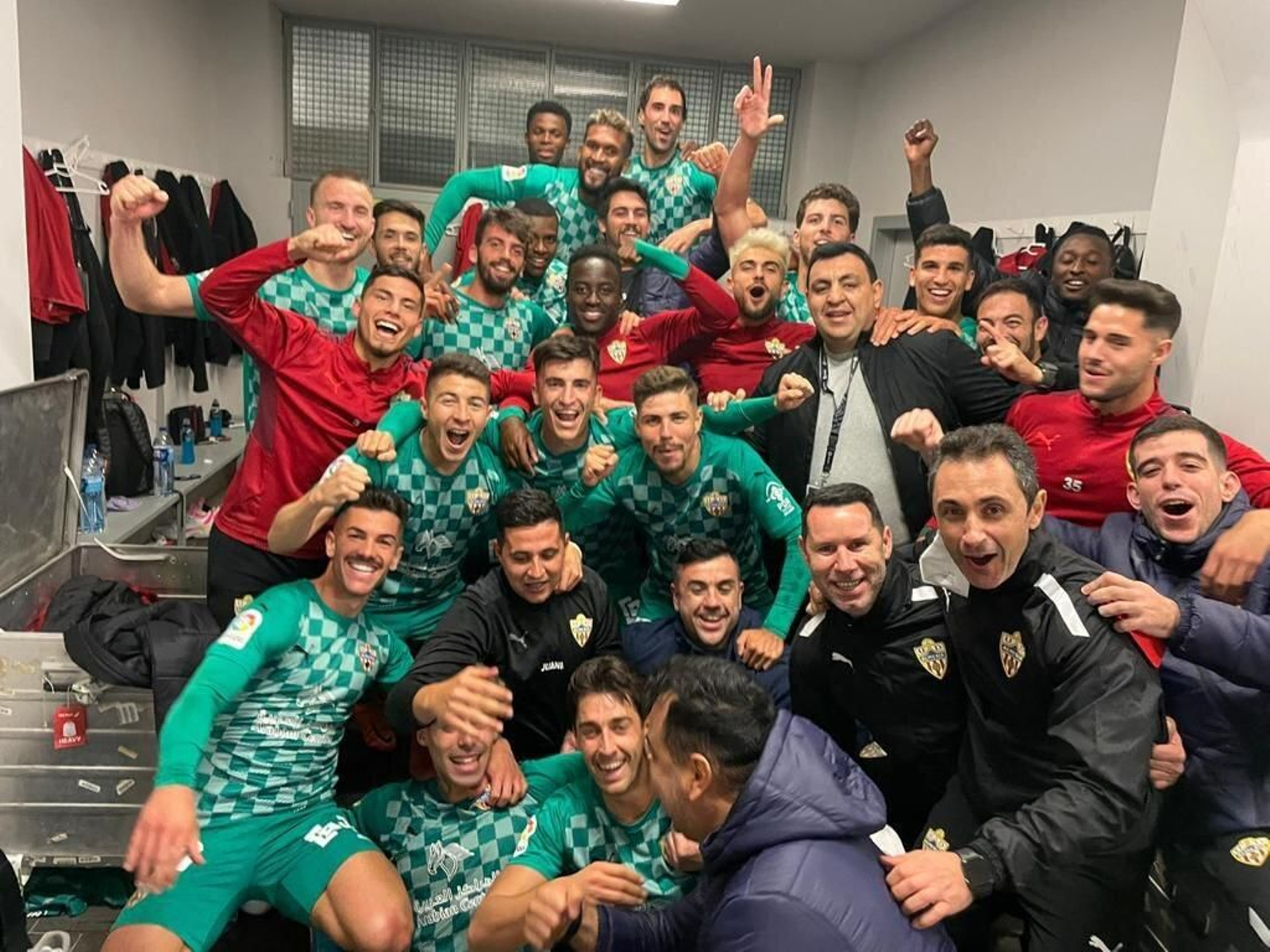 Portillo celebra junto al resto de compañeros la victoria en el vestuario de Tenerife