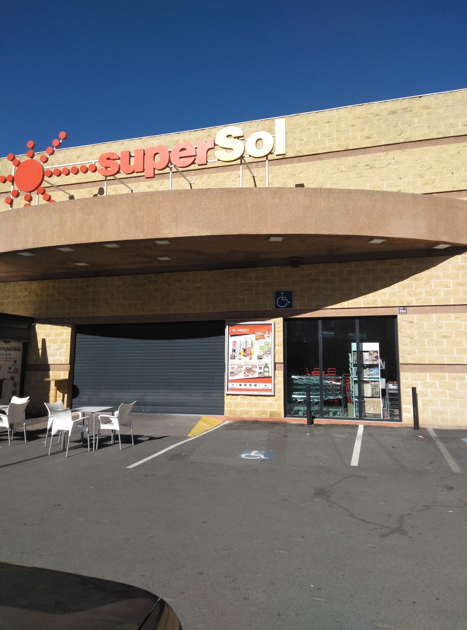 El aparcamiento del supermercado, al que también le faltan elementos de señalización.