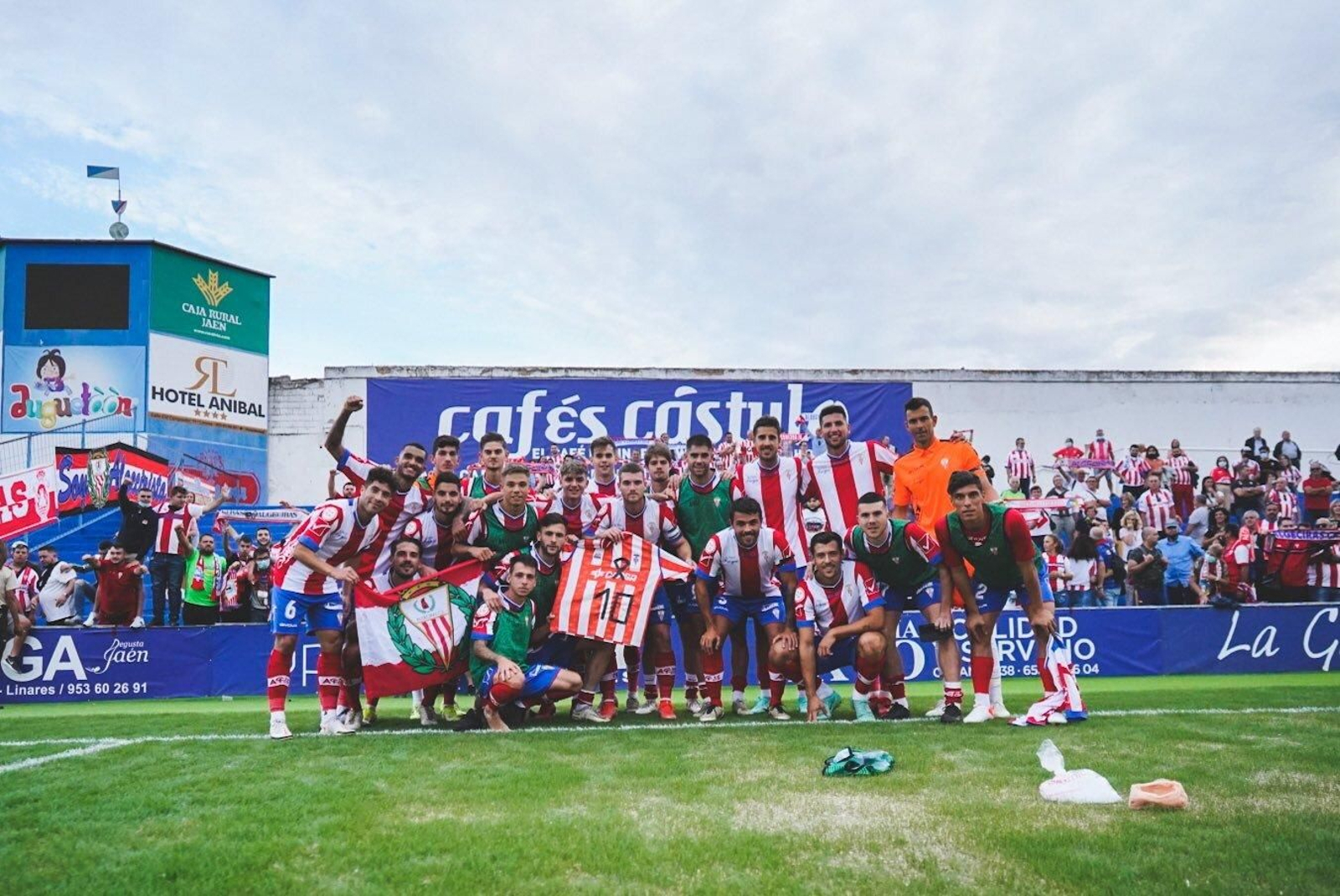 La plantilla del Algeciras, con una camiseta de Juan Antonio, tras ganar en Linares.