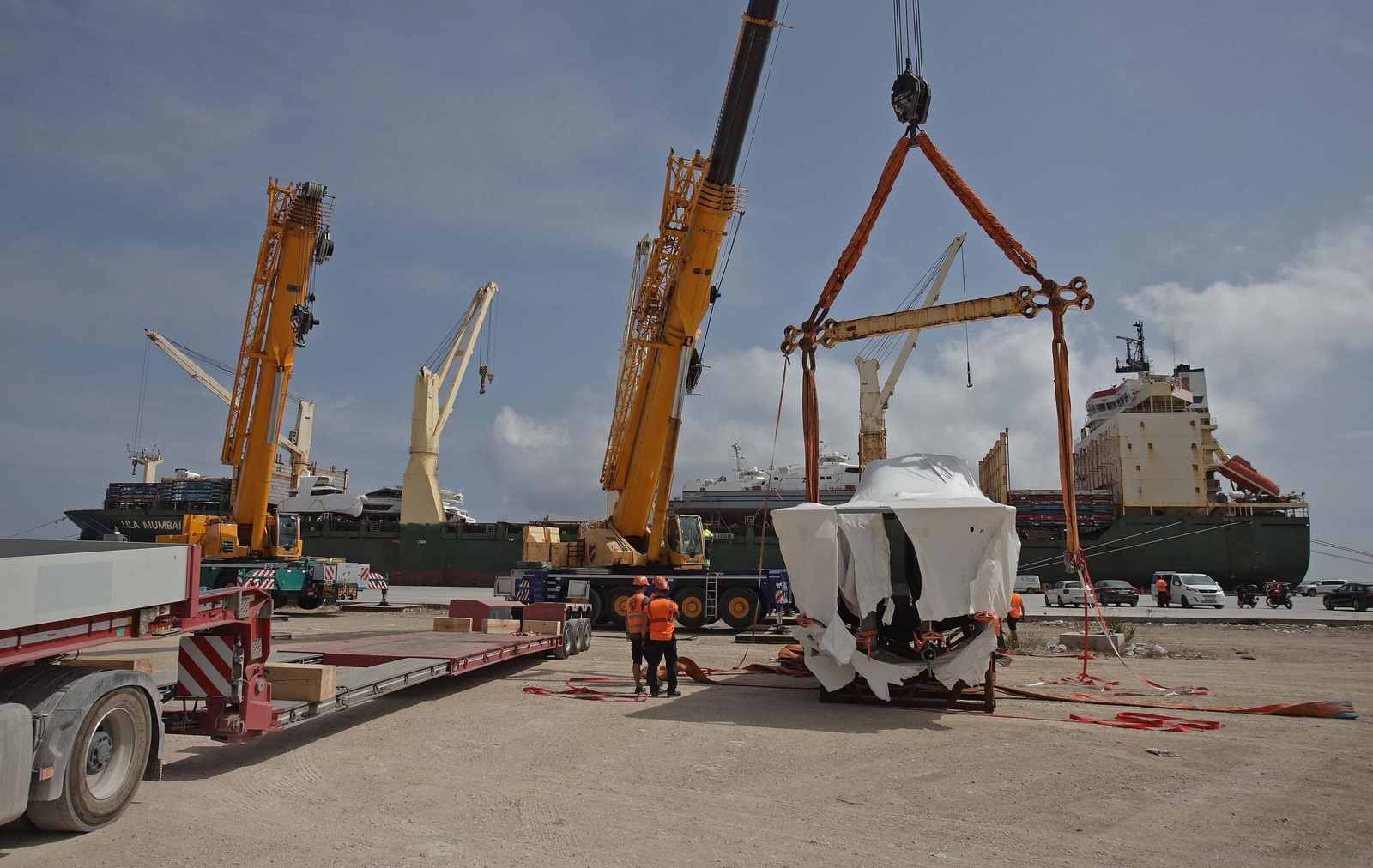 Fotos del dispositivo de descarga de las embarcaciones del buque Lila Mumbai en el Puerto de Algeciras