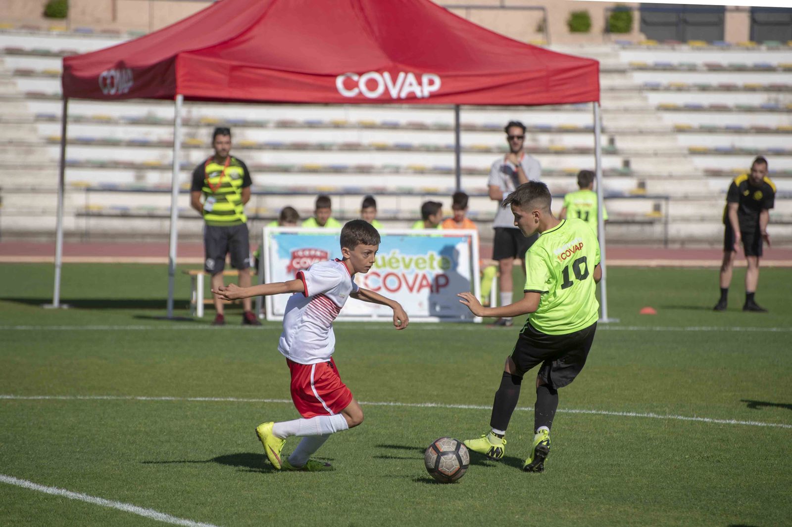 Dos niños juegan al fútbol durante la Copa Covap
