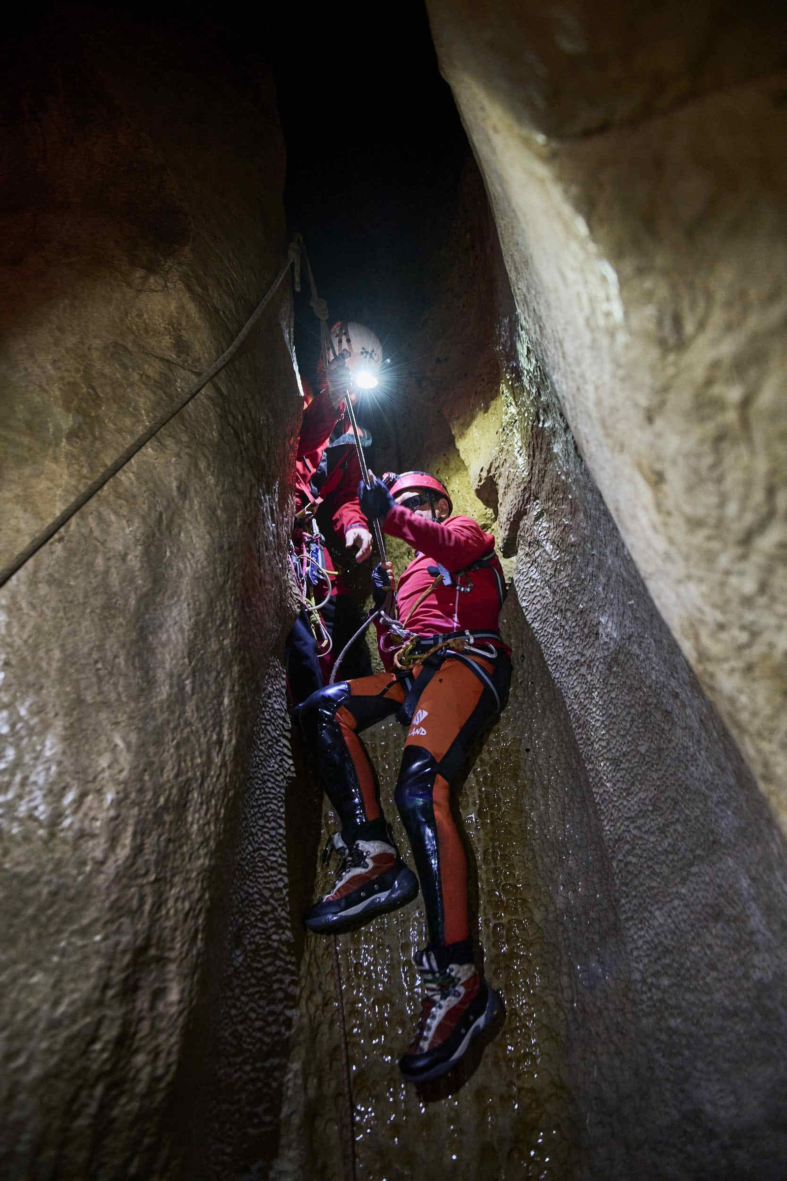 Así descienden dos personas ciegas por una cavidad de 100 metros de profundidad