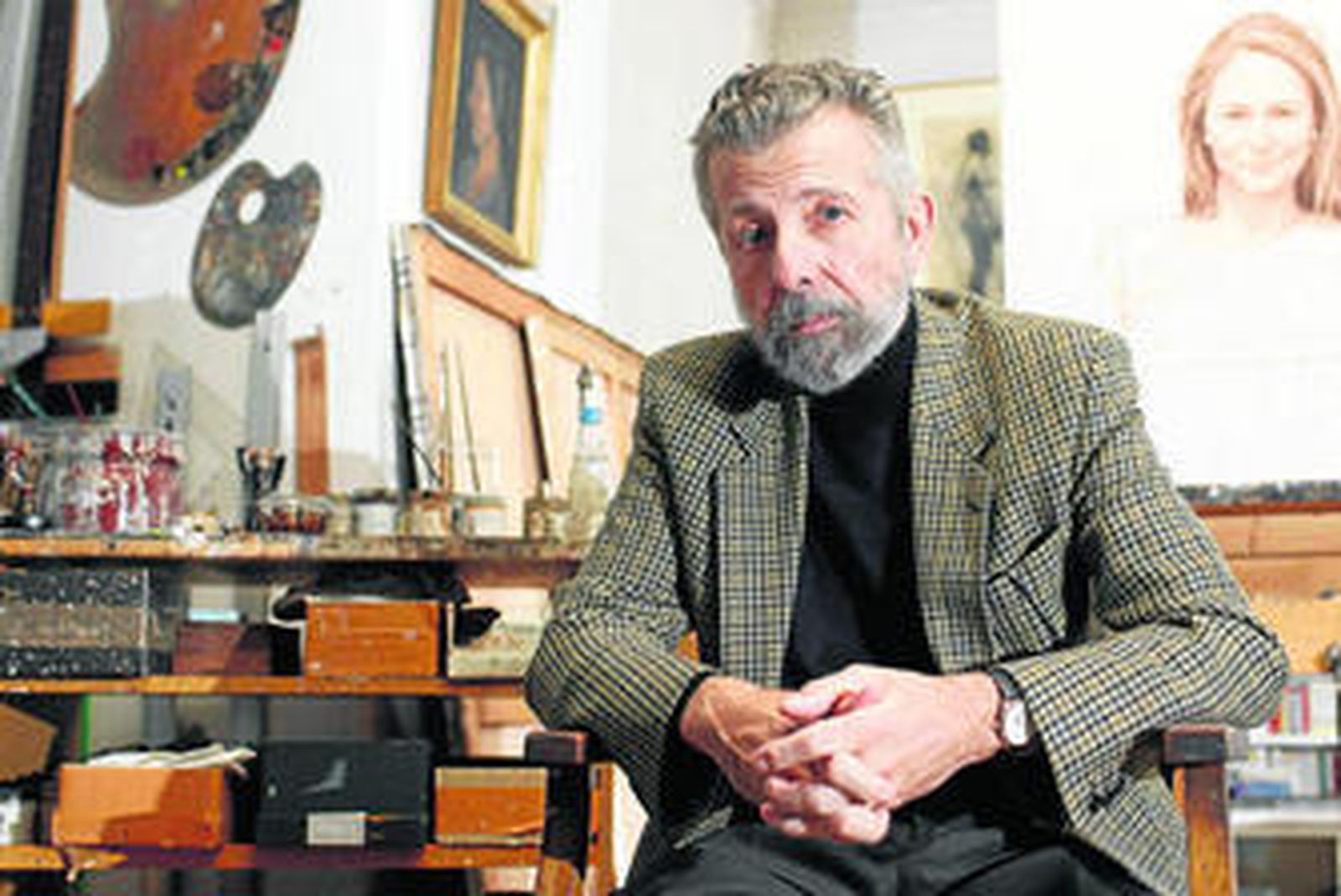 Hernán Cortés, en su estudio madrileño durante la entrevista.