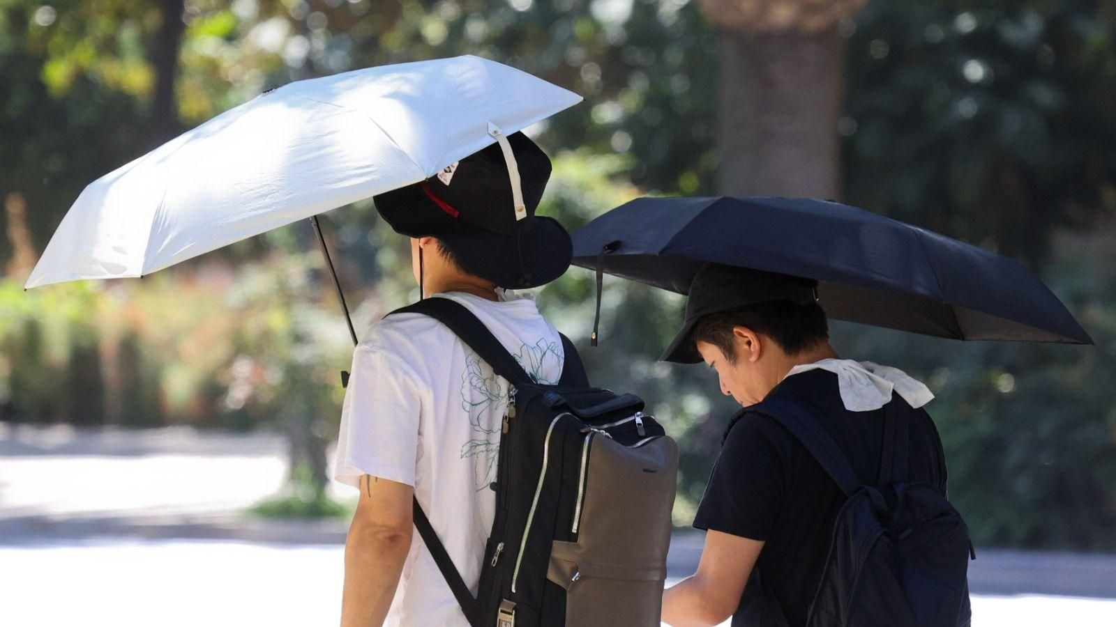 Turistas tapandose del sol en Málaga