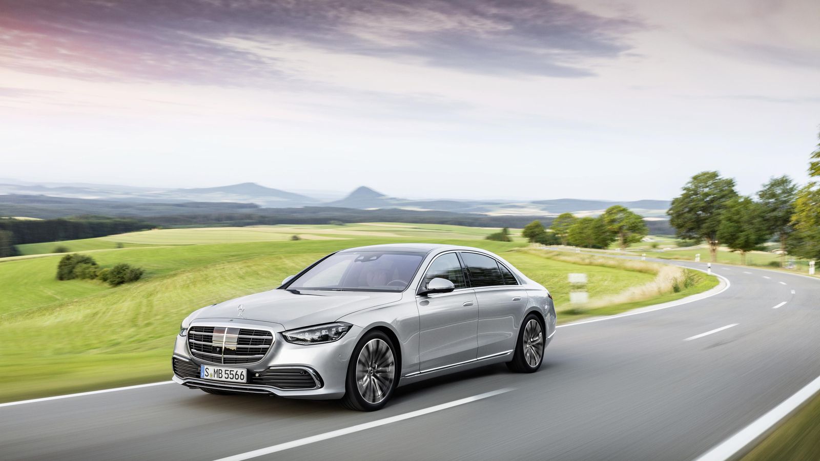 En Alemania la conducción autónoma del Clase S se puede disfrutar aunque, por el momento, sólo hasta los 60 km/h. Aquí no está autorizada, si bien los vehículos disponen de la tecnología necesaria para ella. En Alemania la conducción autónoma del Clase S se puede disfrutar aunque, por el momento, sólo hasta los 60 km/h. Aquí no está autorizada, si bien los vehículos disponen de la tecnología necesaria para ella.