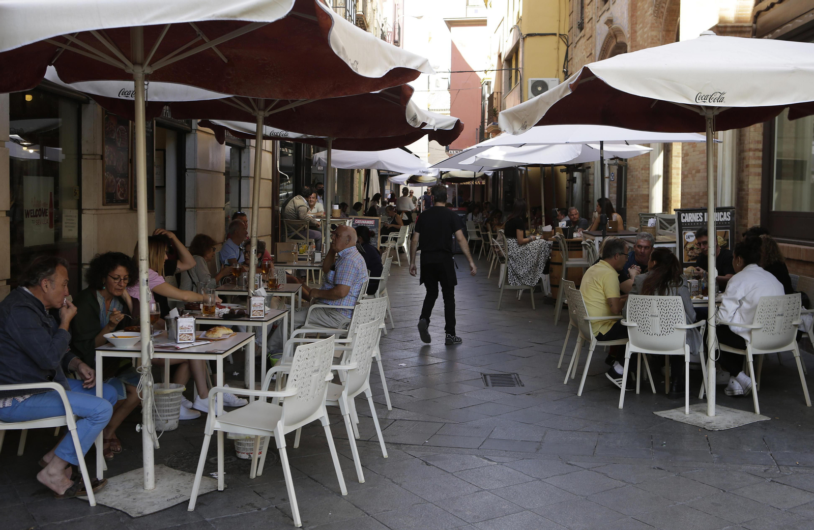 Veladores de restaurantes en Sevilla.