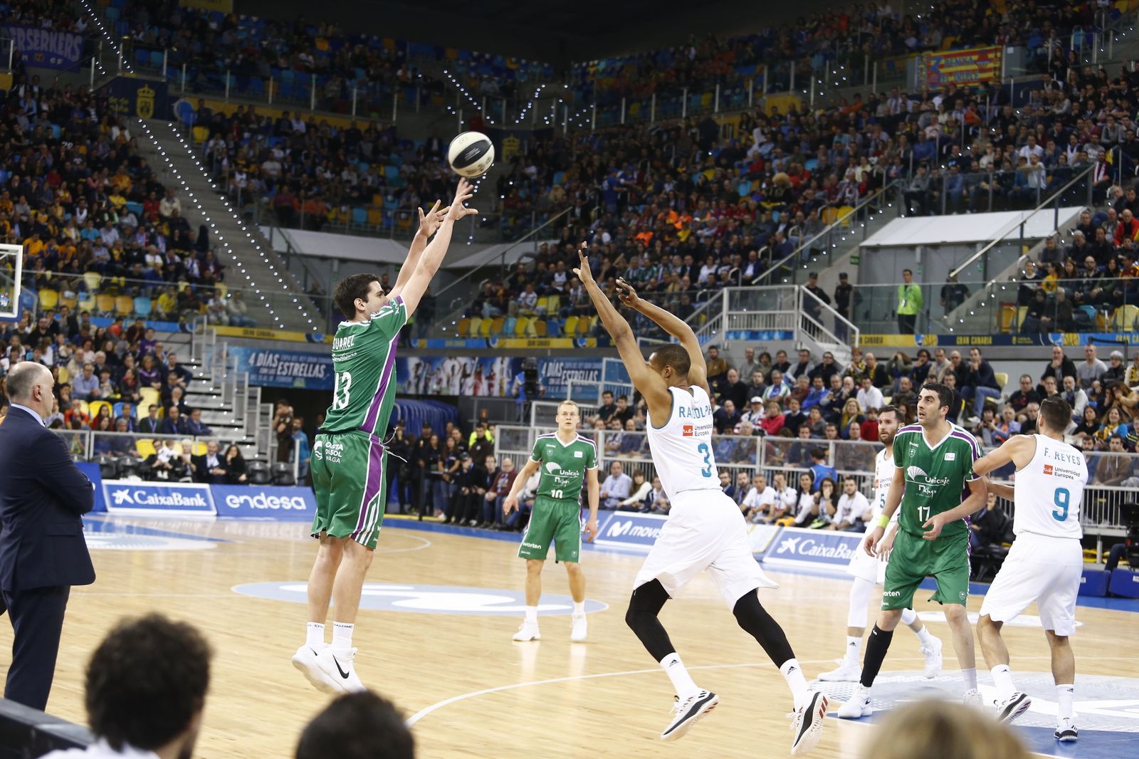 Carlos Suárez lanza a canasta ante Radolph.