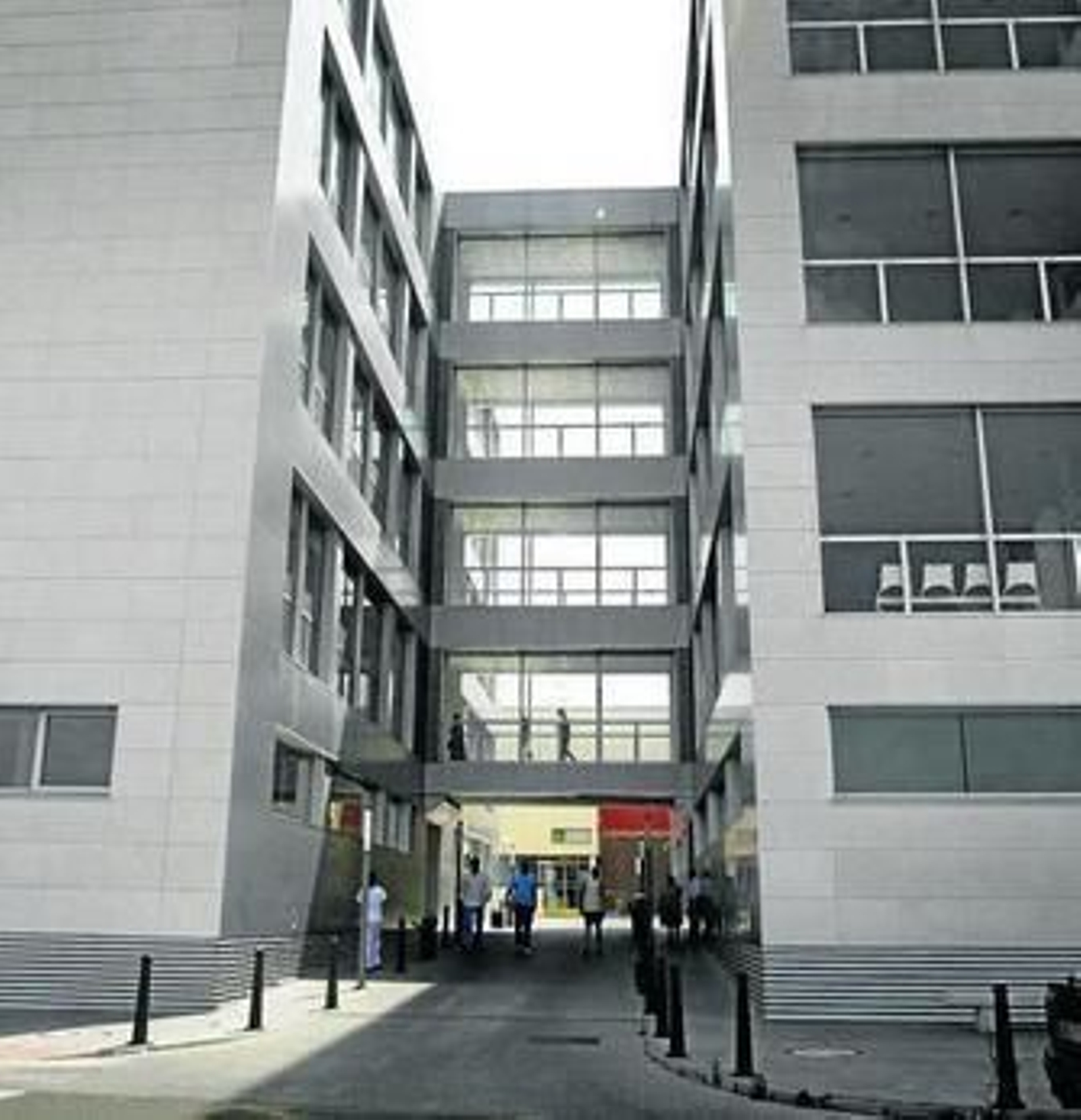Imagen del edificio de Consultas Externas del hospital.