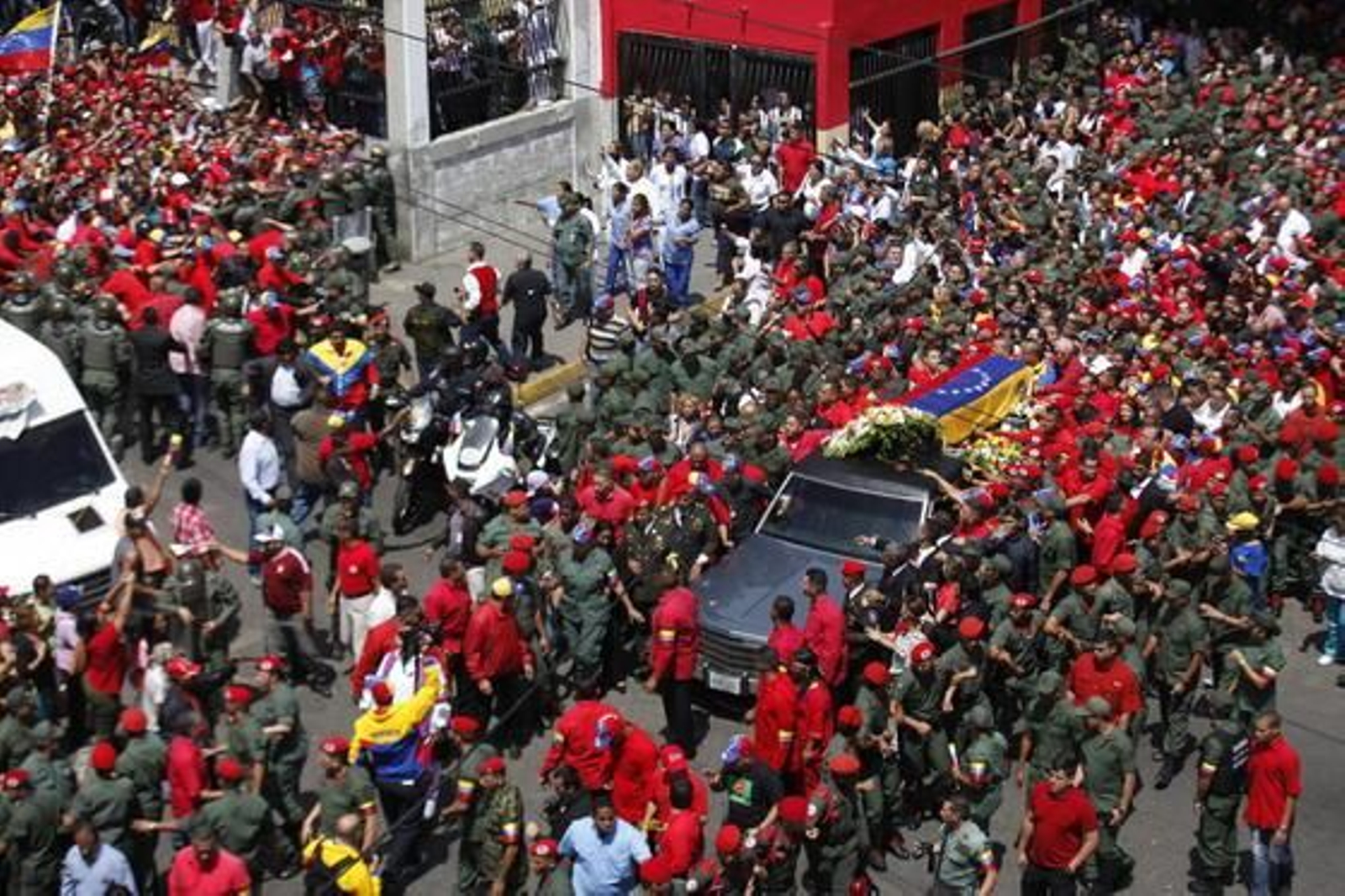 Multitudinario traslado del féretro de Chávez por las calles de Caracas.

Foto: Efe