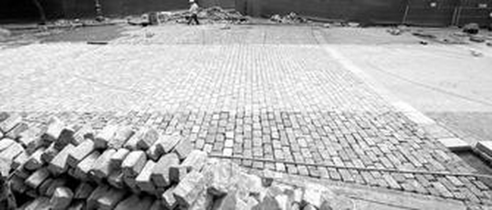 1 y 2. Imágenes de las actuaciones que se están llevando a cabo actualmente en la calle Larga. 3 y 4. Correspondientes a 2007, cuando se levantó toda la zona peatonal para reparar el enlosado, bastante deteriorado por el paso del tiempo. 5. Una de las imágenes que pasó a la historia, cuando la Policía tuvo que ir contra los comerciantes que no querían la semipeatonalización en 1995 6 y 7. Aspecto del centro, anterior a 1984.   FOTOS: ARCHIVO DIARIO DE JEREZ Y MIGUEL ÁNGEL GONZÁLEZ.