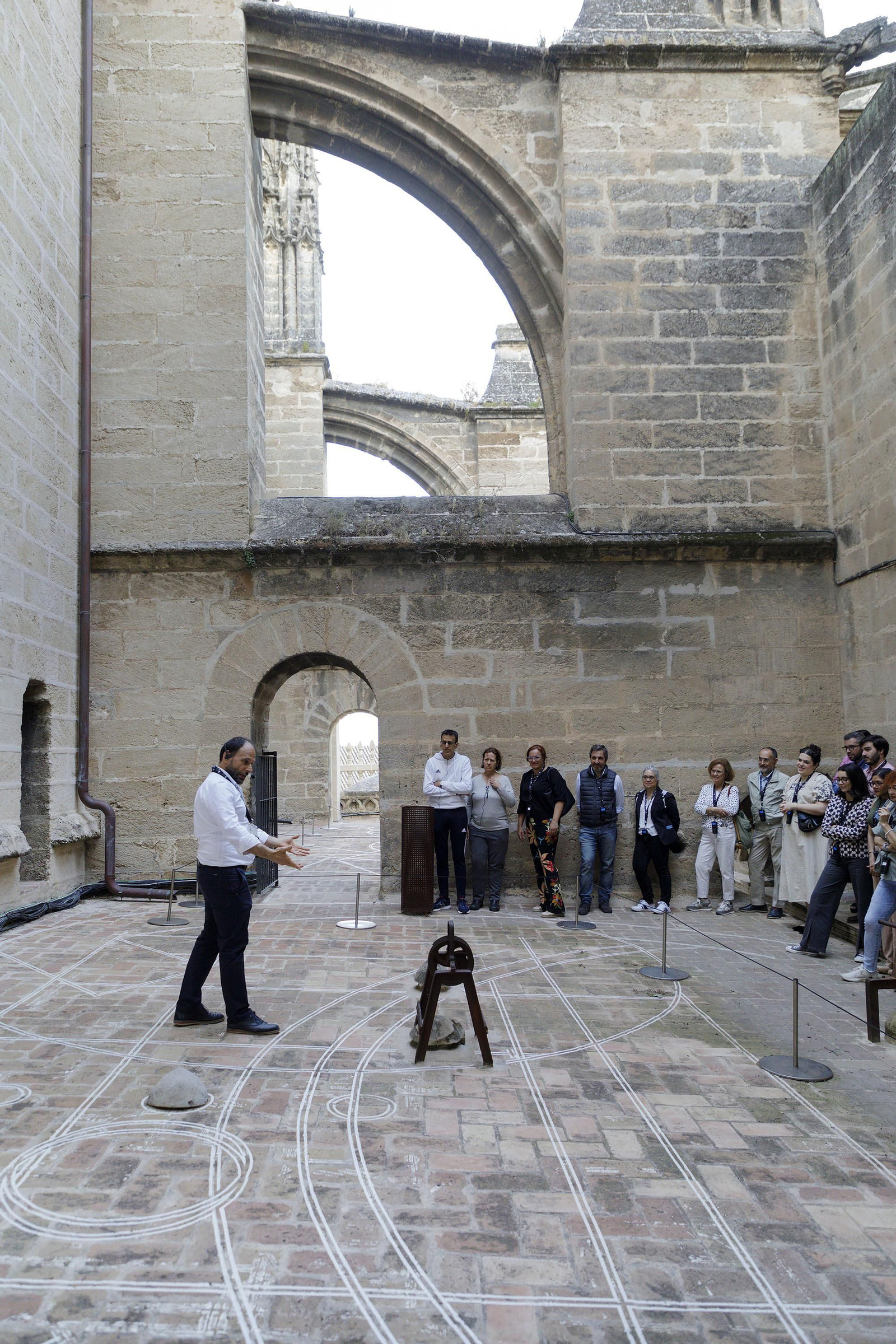 Recorrido de la visita por las cubiertas de la Catedral de Sevilla, al atardecer