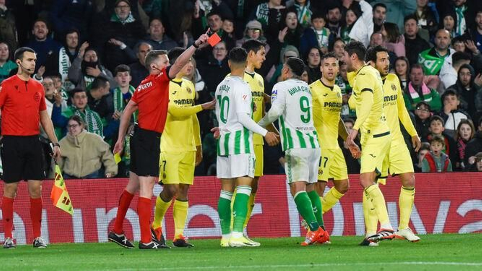 Chimy Ávila es expulsado por protestar después de haber conseguido las dos tarjetas a Alberto Moreno.