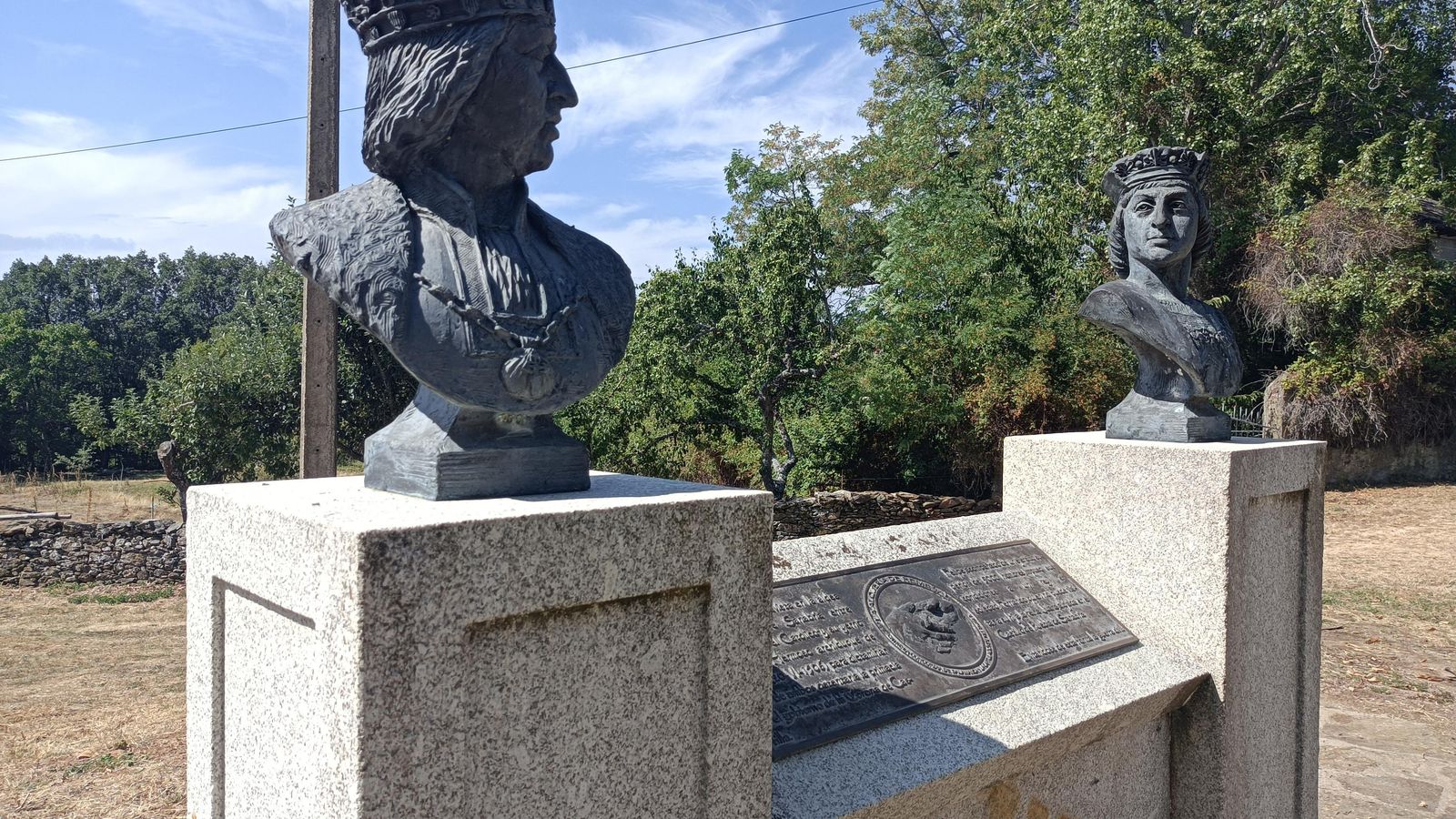 Este monumento  conmemora el encuentro de Felipe el Hermoso y Fernando el Católico en Remesal.