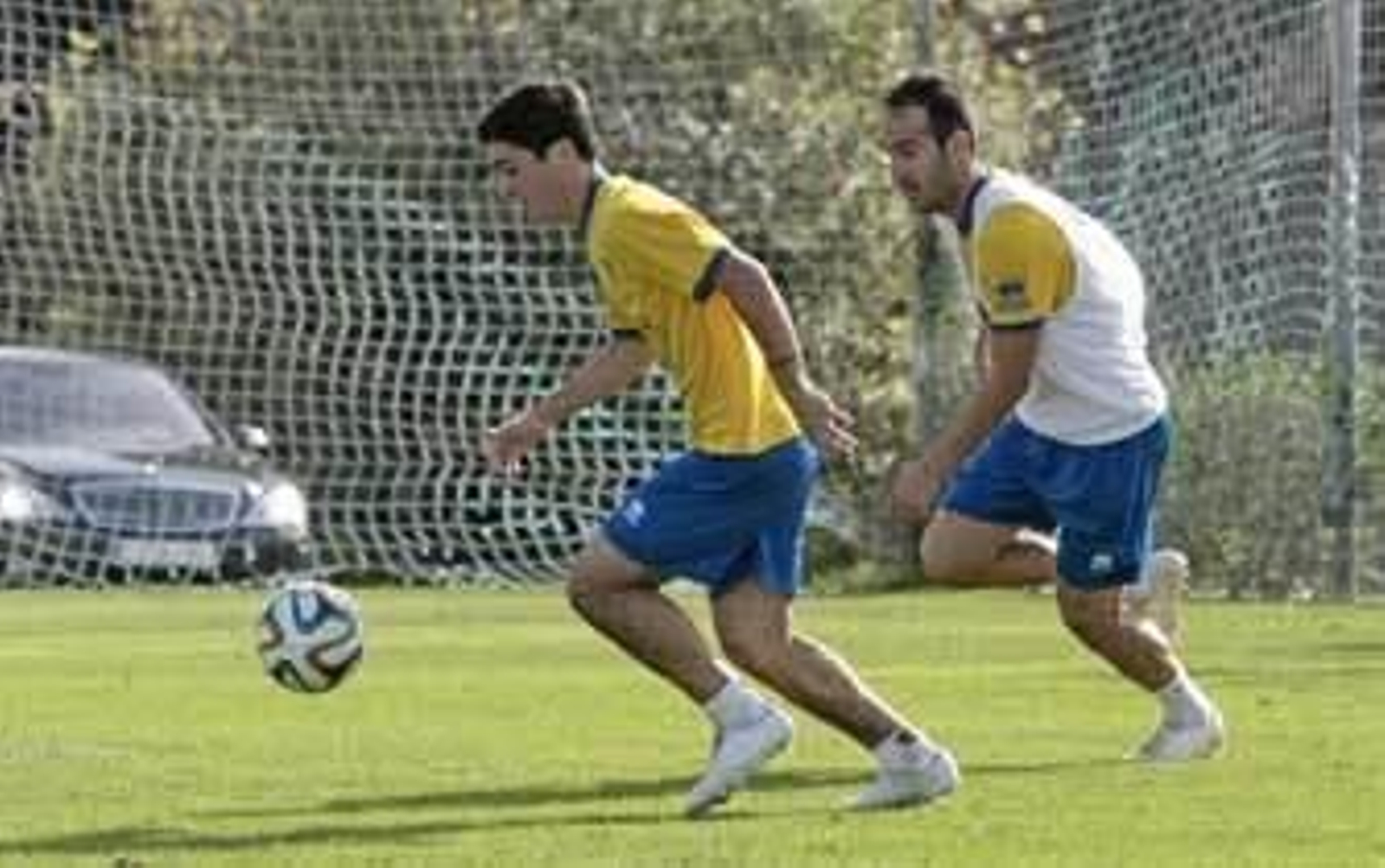 Andrés Sánchez (d) esprinta en la sesión de ayer para arrebatarle un balón a Galindo. /Fito Carreto