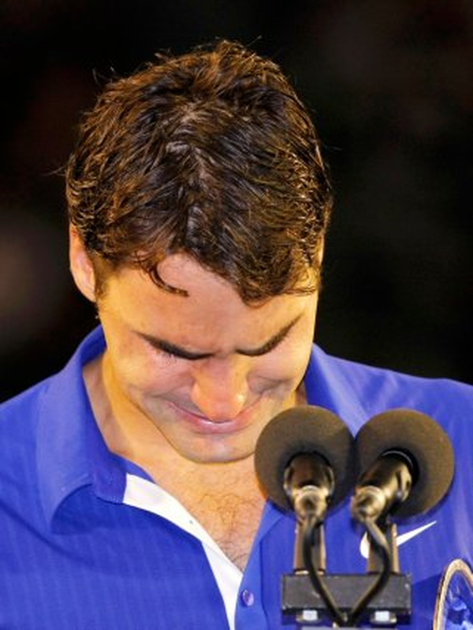 El suizo Roger Federer no puede evitar el llanto durante la entrega de trofeos del Abierto de Australia./ Tim Winborne (Reuters)