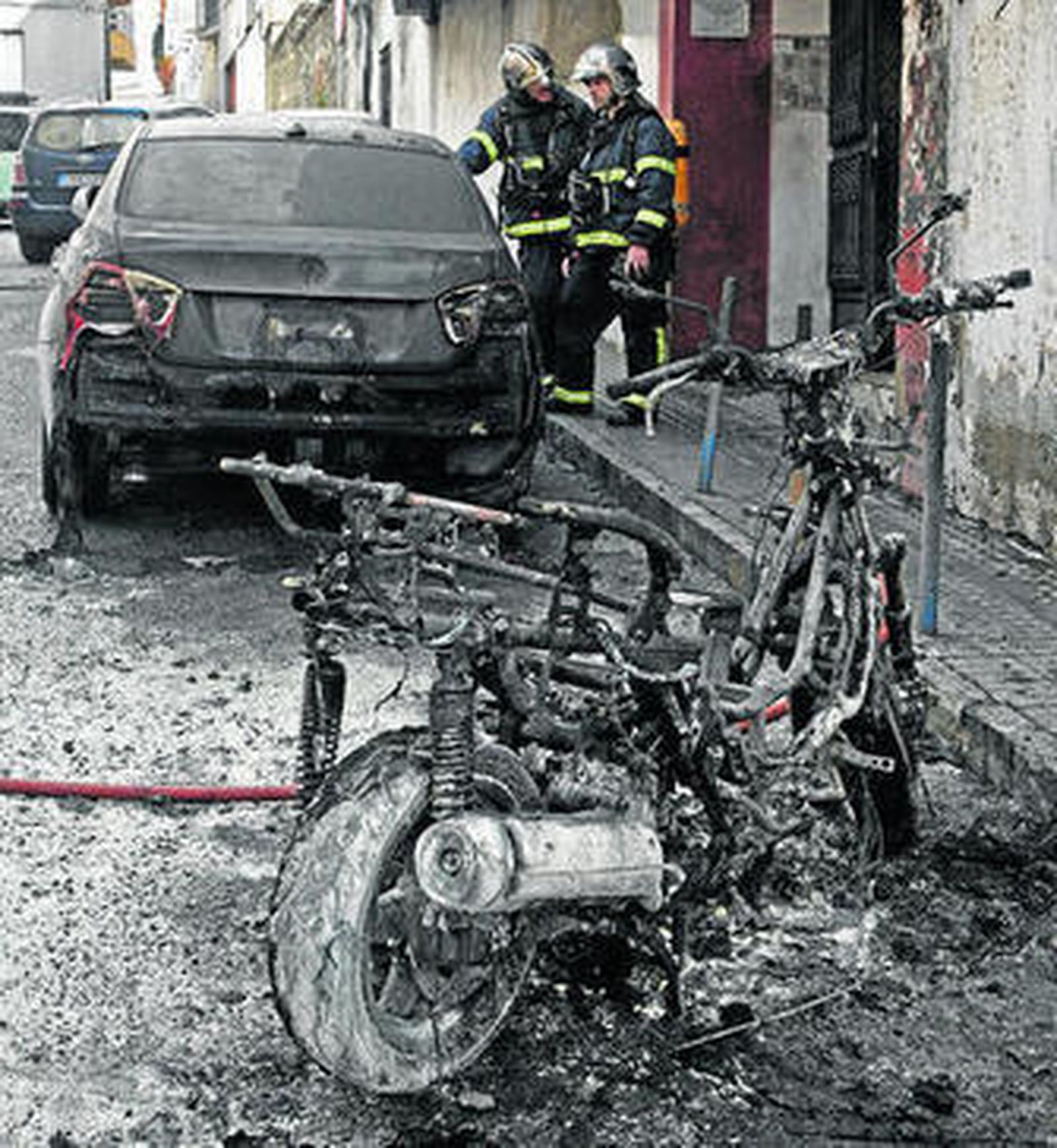 Aspecto en el que quedó la moto y el coche aparcado al lado.