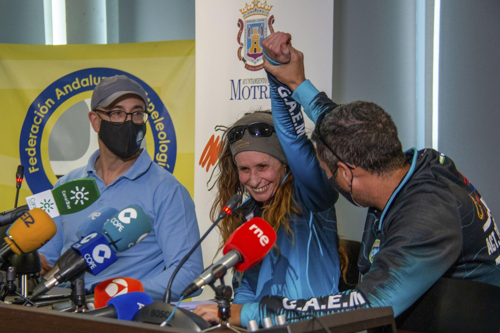 Beatriz Flamini habla ante los medios de comunicación tras salir de la cueva de Granada
