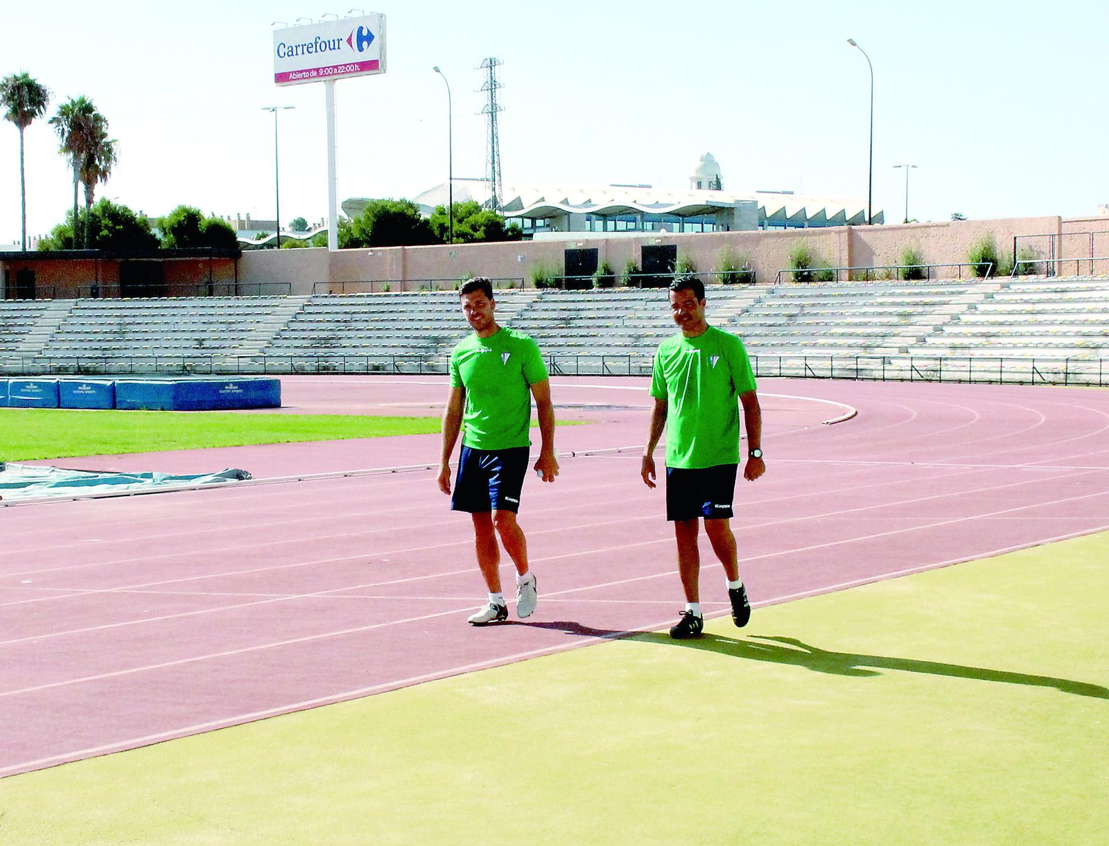 José Pérez Herrera, junto a su segundo entrenador en el Iberoamericano 2010 de Bahía Sur.