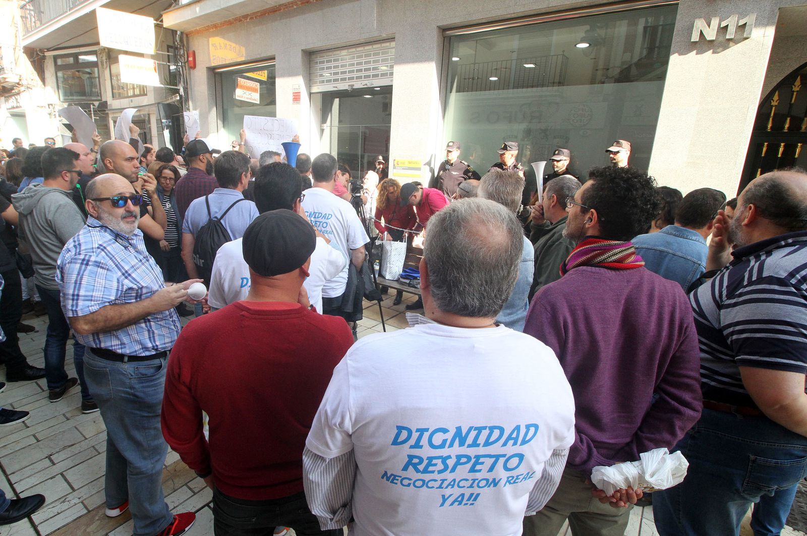 Imágenes de la concentración de funcionarios de prisión ante la subdelegación del Gobierno