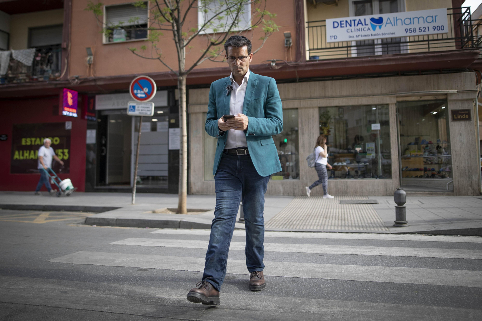 El paseo con Paco Cuenca, candidato del PSOE a la Alcaldía de Granada, en imágenes