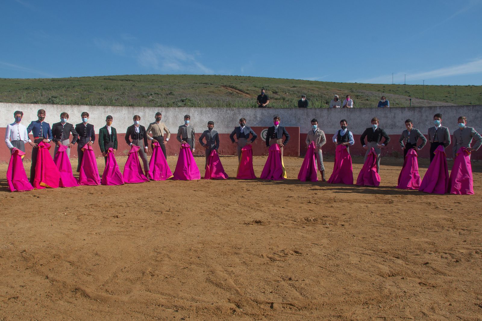 Los alumnos participantes en la prueba en el interior de la plaza de toros de la finca ‘La Canaleja’.