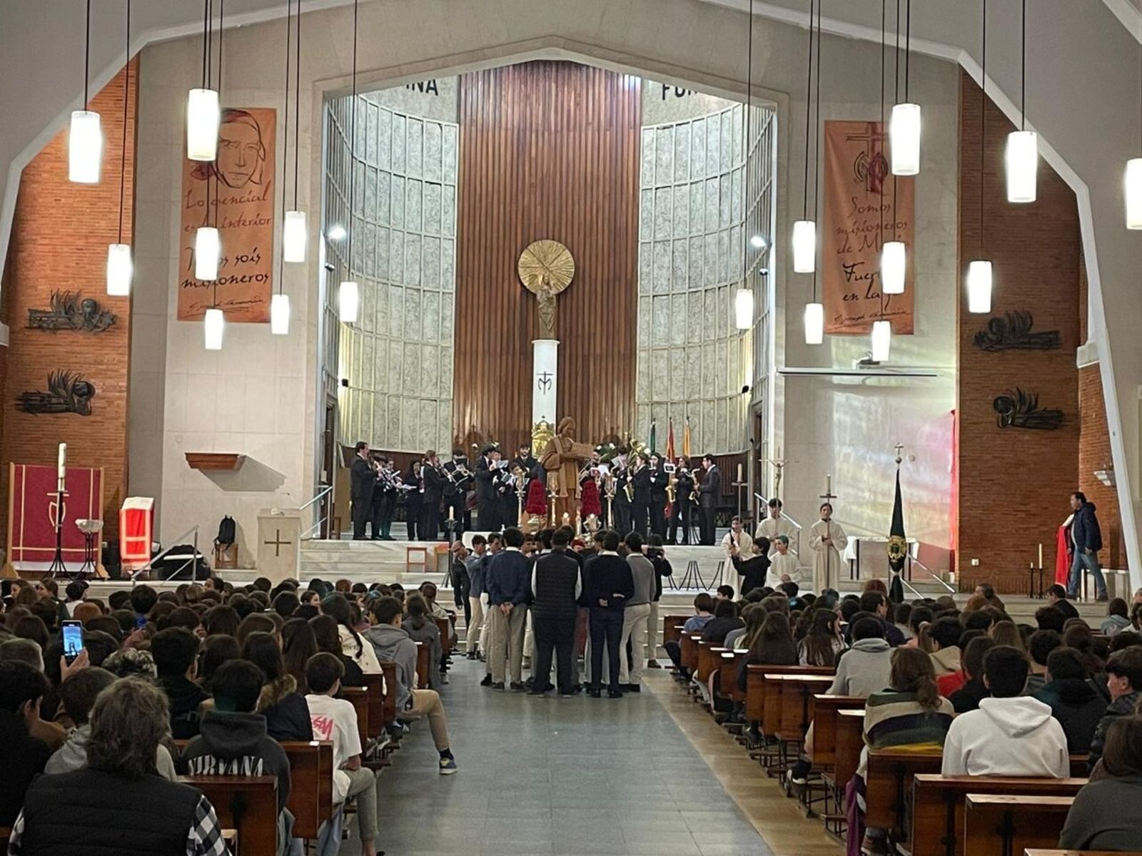 Una imagen del acto en el interior de la parroquia.