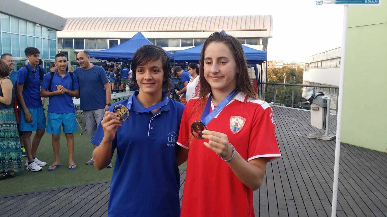Nina Medina, a la derecha, posa en Sabadell con la campeona de los 800 y 400 libres, Martina Gomez.