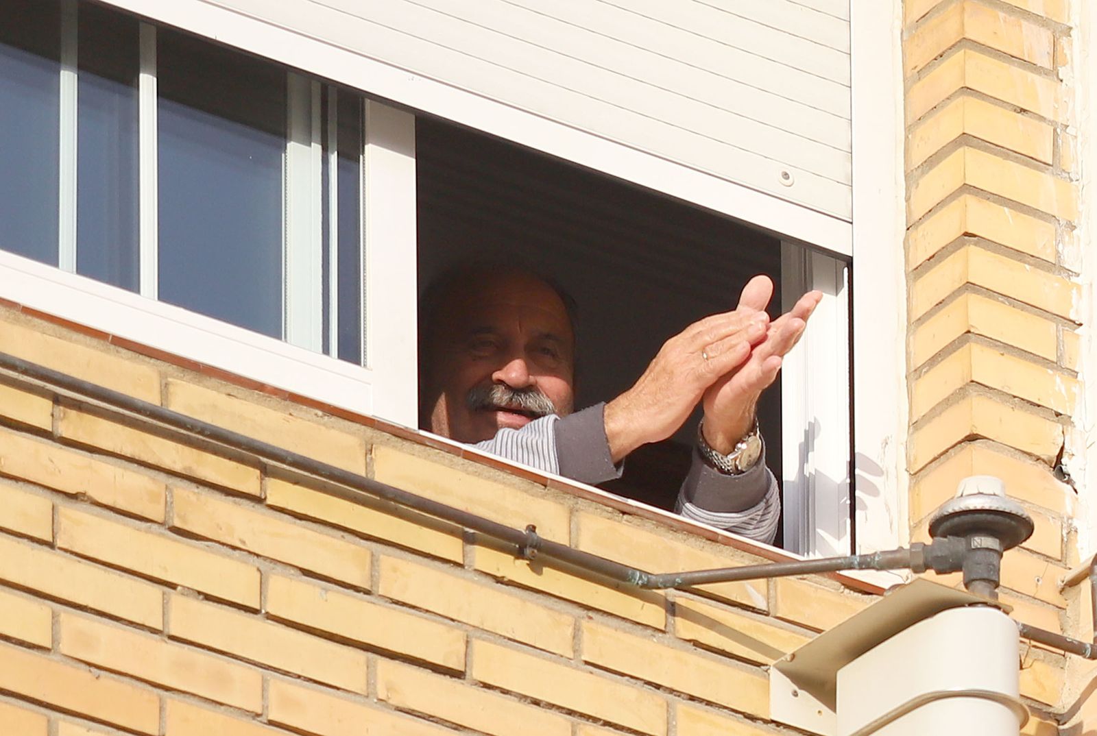 Imágenes de los aplausos solidarios de los vecinos de la calle Los Marismeños