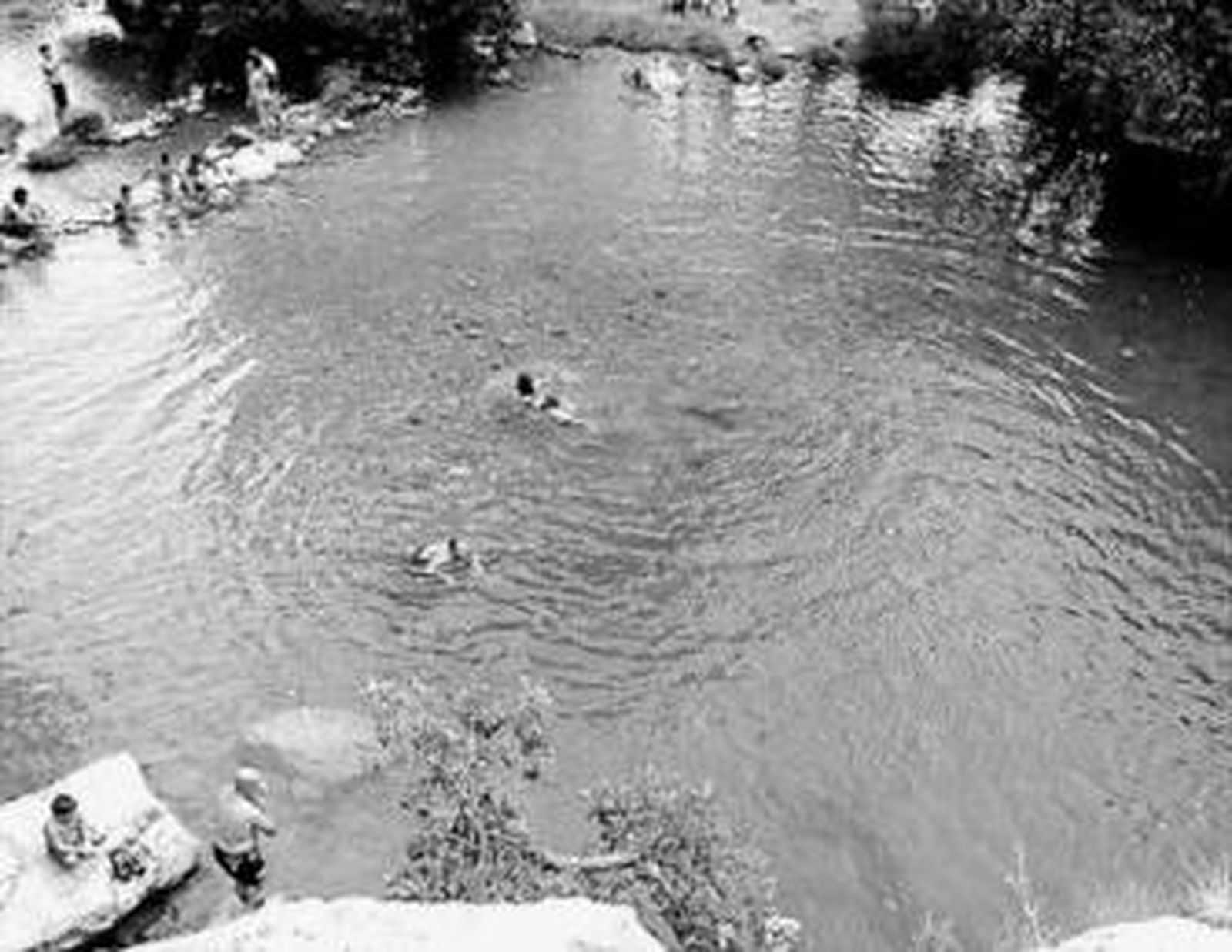 Casas de una típica calle del pueblo, cargadas de buganvillas.