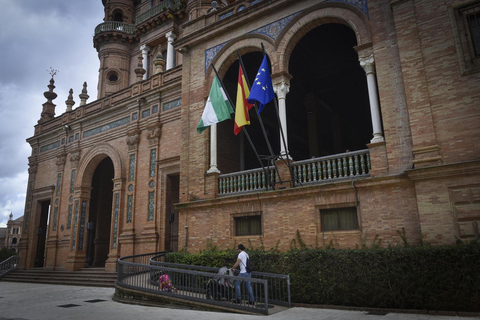 La Torre Sur de la Plaza de España, junto a la que se iba a instalar el cartel.