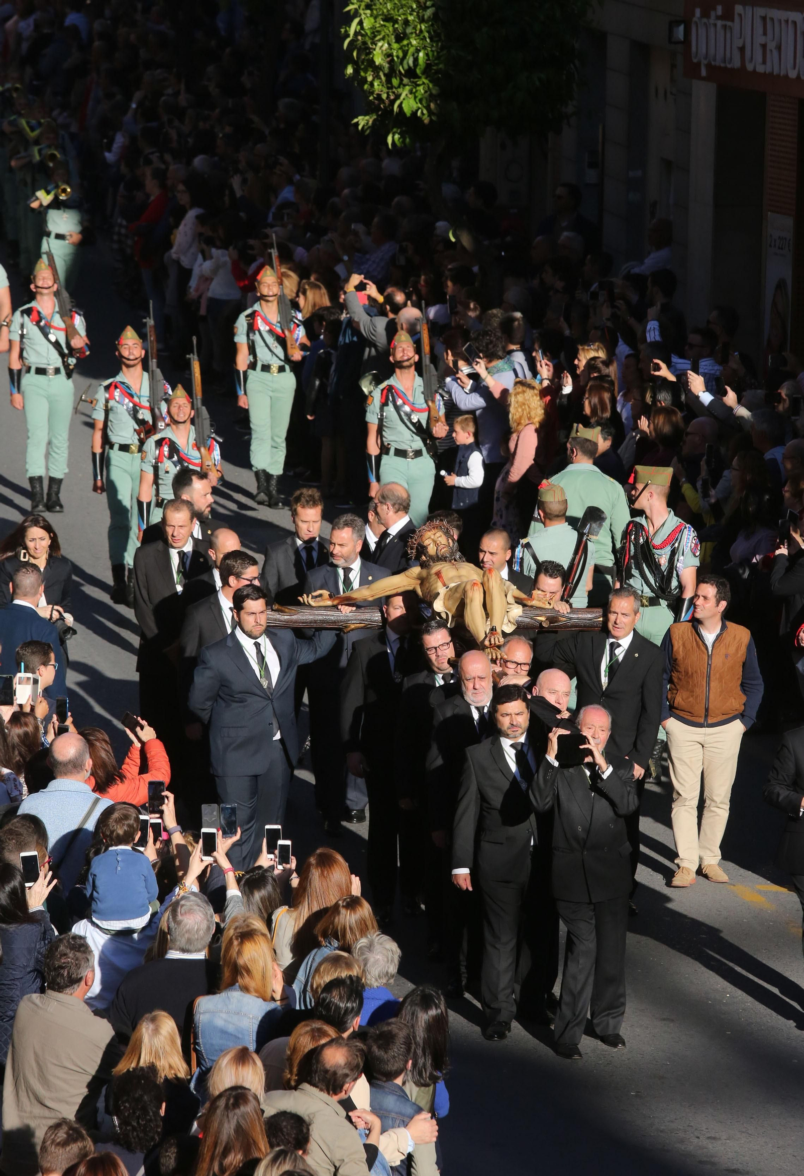 Procesión del Cristo de la Vera Cruz, escoltado por la Legión en las calles de Huelva