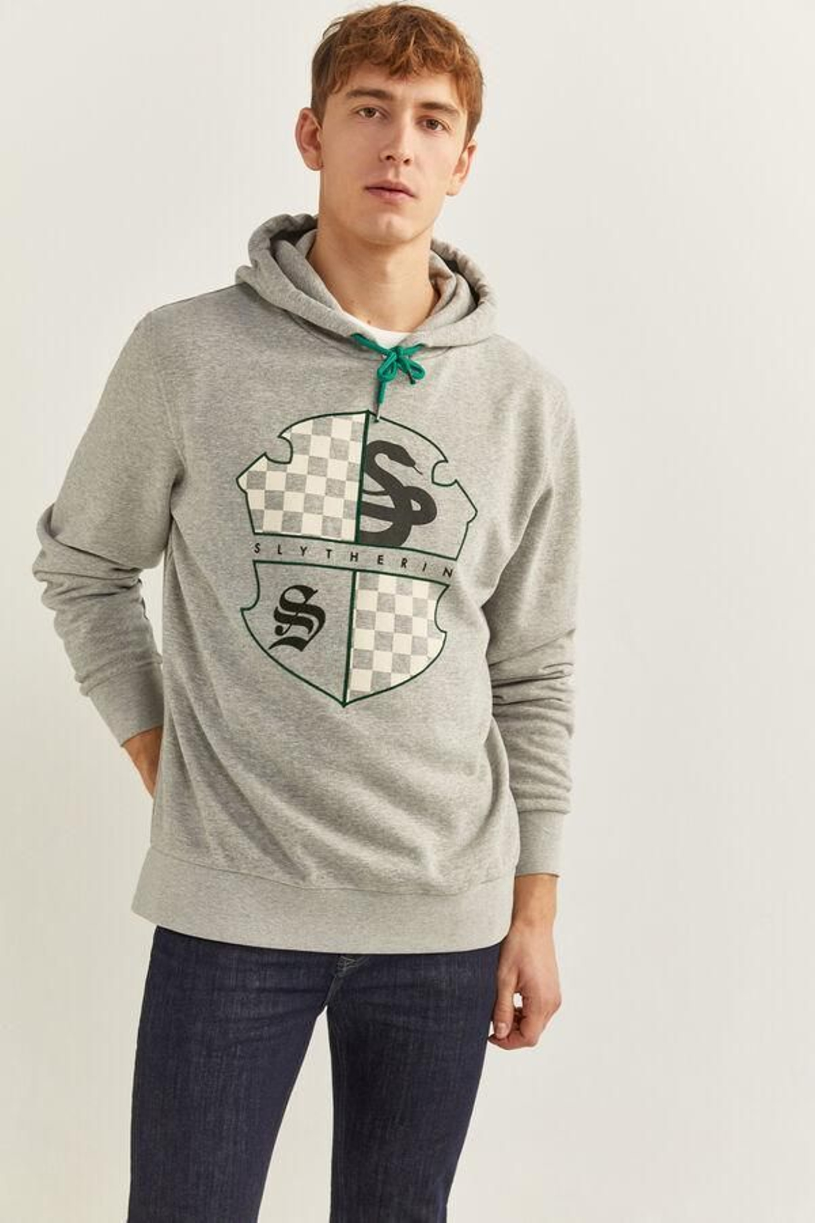 Sudadera con capucha de Slytherin.