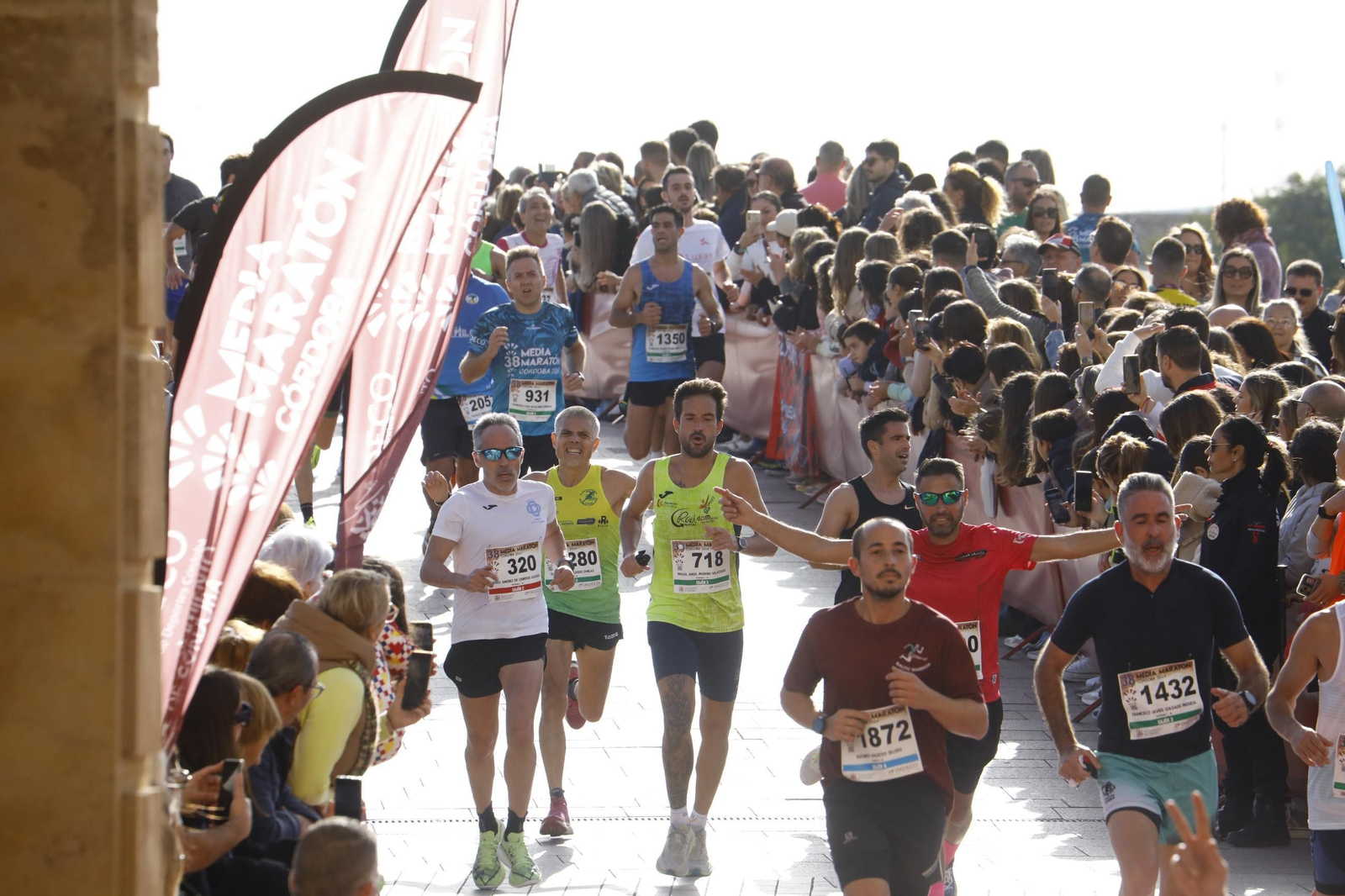 La gloria de cruzar la Puerta del Puente: las fotos de la línea de meta de la Media Maratón de Córdoba 2024