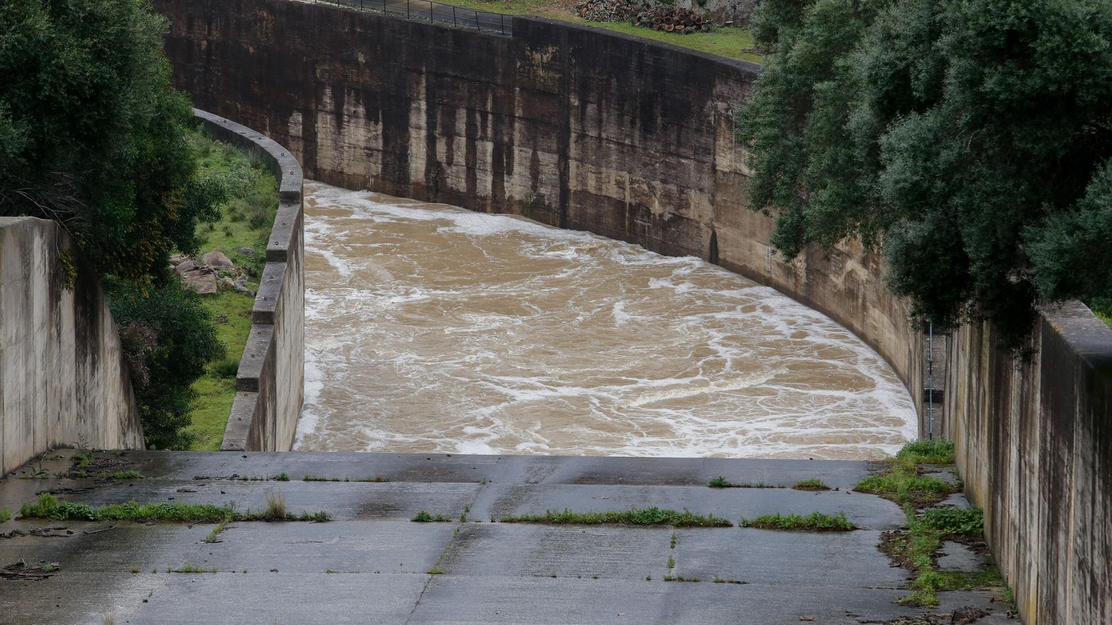 Desembalse de agua en el pantano del Guadarranque, el pasado jueves 20.