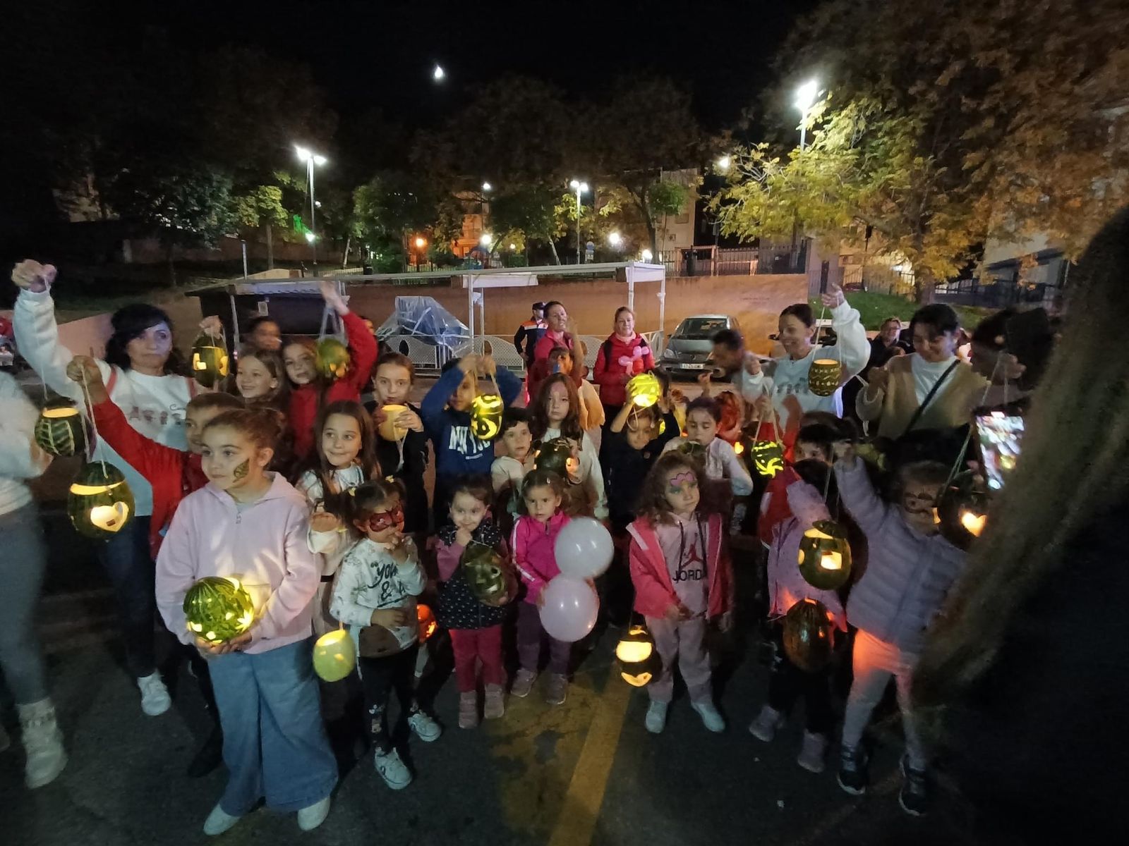 Los más mayores enseñaron a los pequeños del pueblo.