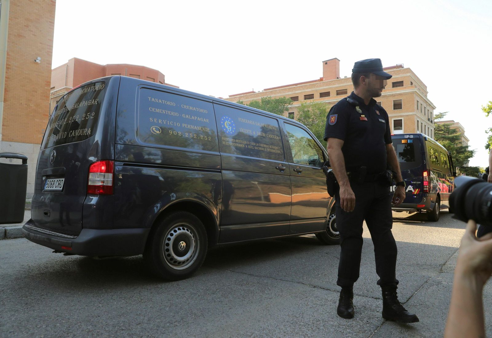 El coche fúnebre con los restos de Blanca Fernández Ochoa.