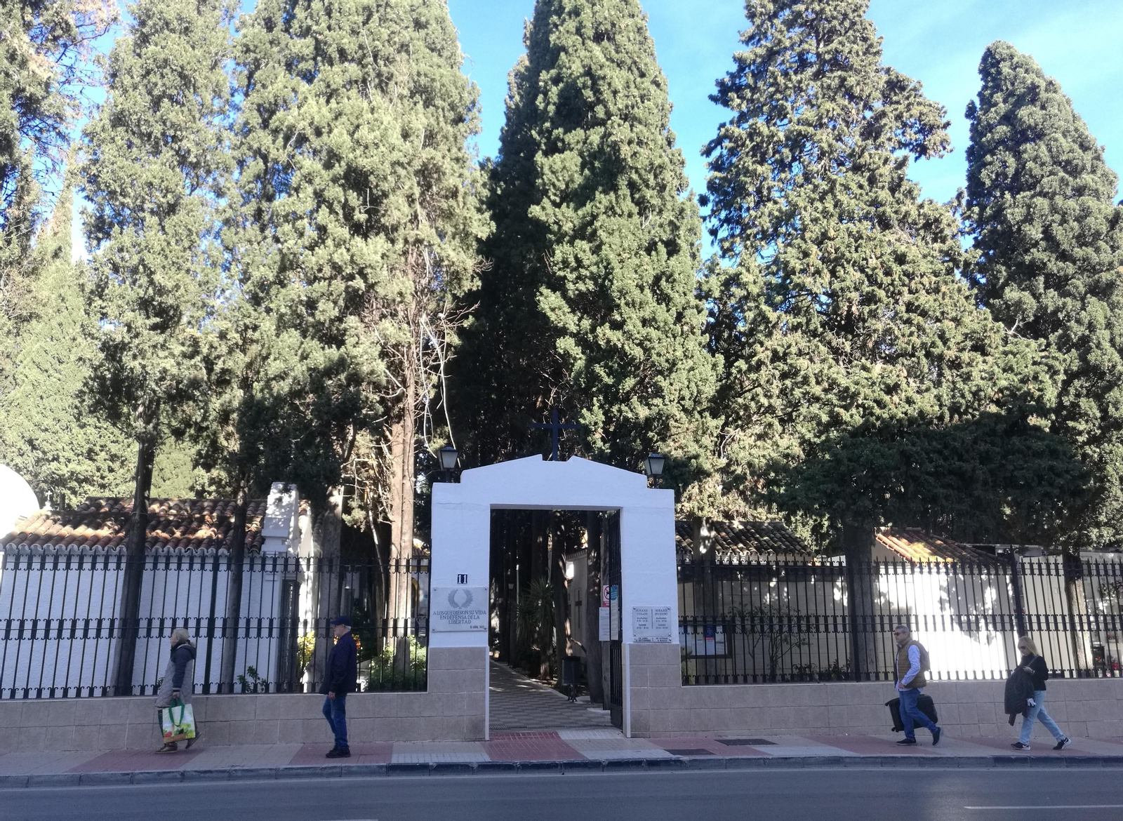 La fachada principal del Cementerio de San Bernabé, en Marbella.