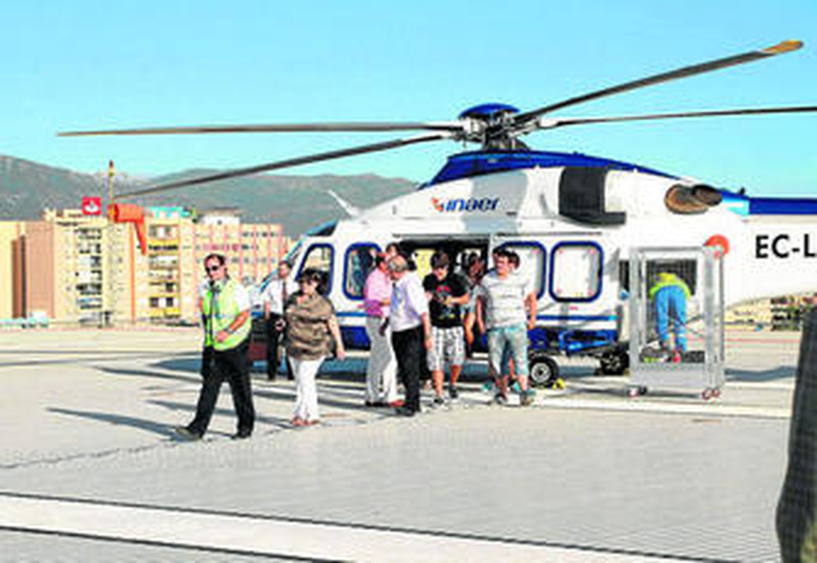 Los pasajeros del primer vuelo del helipuerto llegan a Algeciras, el viernes pasado.