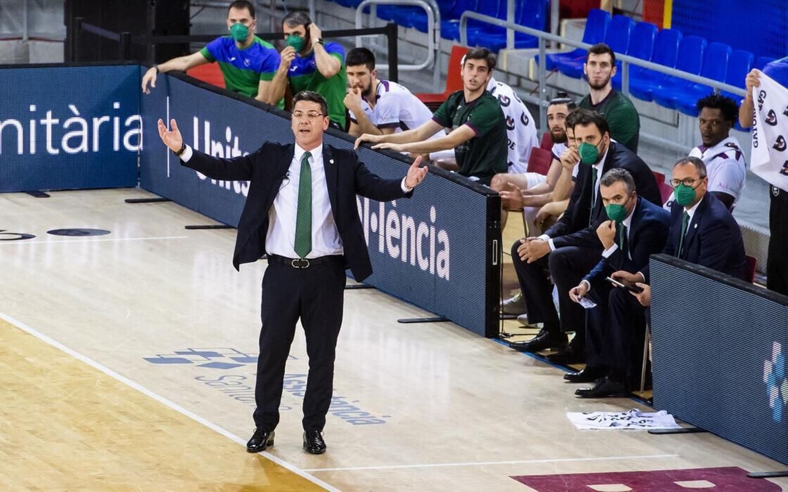 Katsikaris da indicaciones en el Palau Blaugrana.