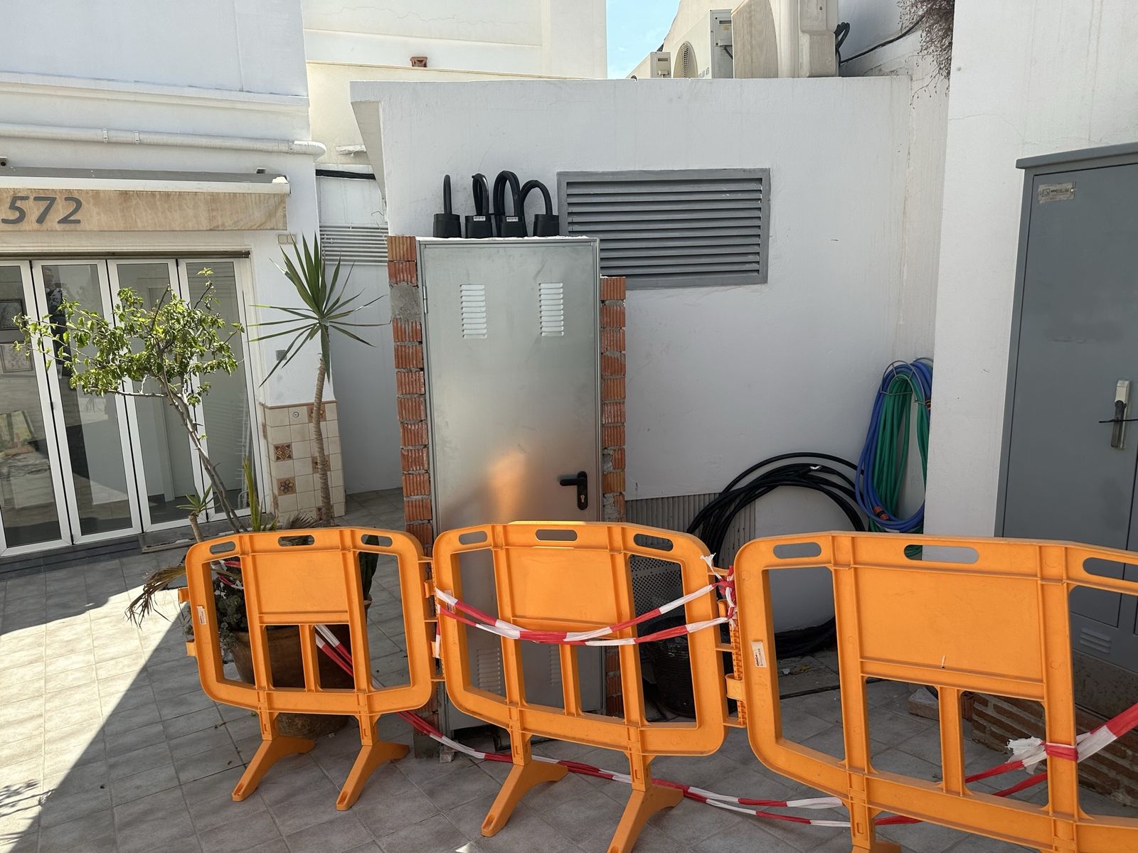 El suministro eléctrico de una de las calles del centro de Nerja
