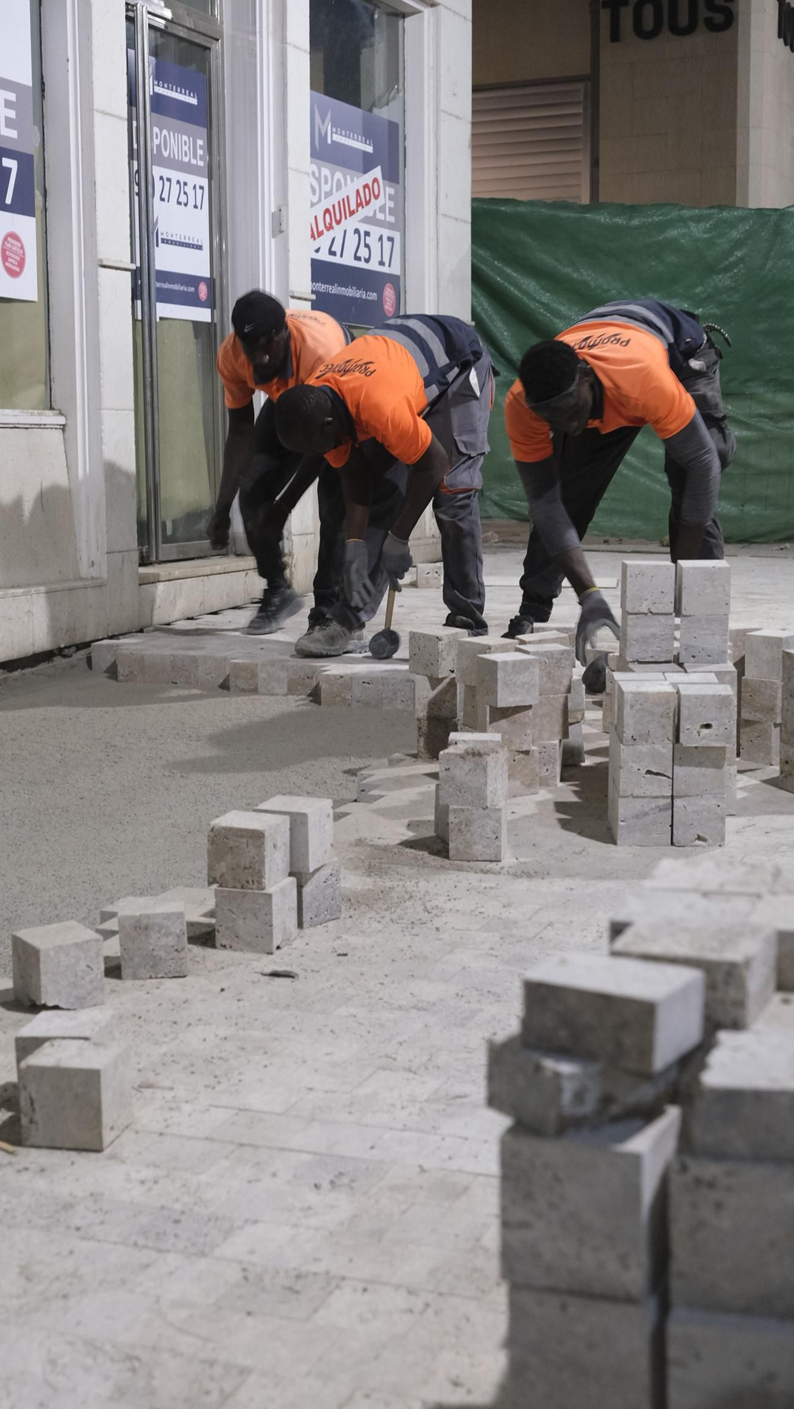 Las obras de peatonalización del Paseo de Almería entran en el turno de noche, en imágenes