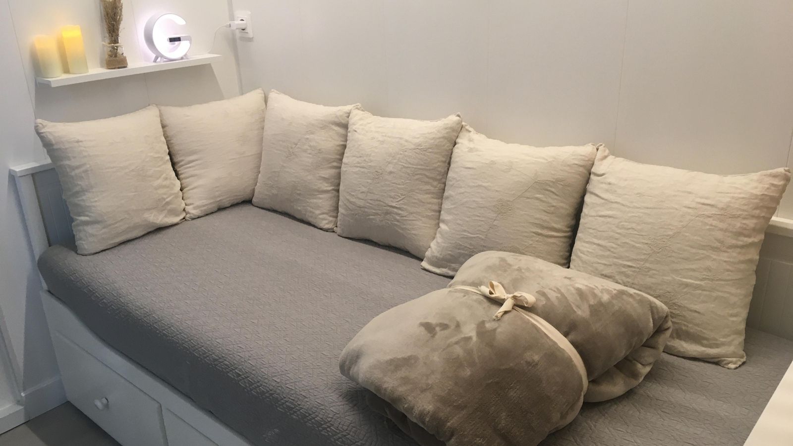 El dormitorio de 'La Maison de la Mer', con una cama que se convierte en doble de 160 cm.