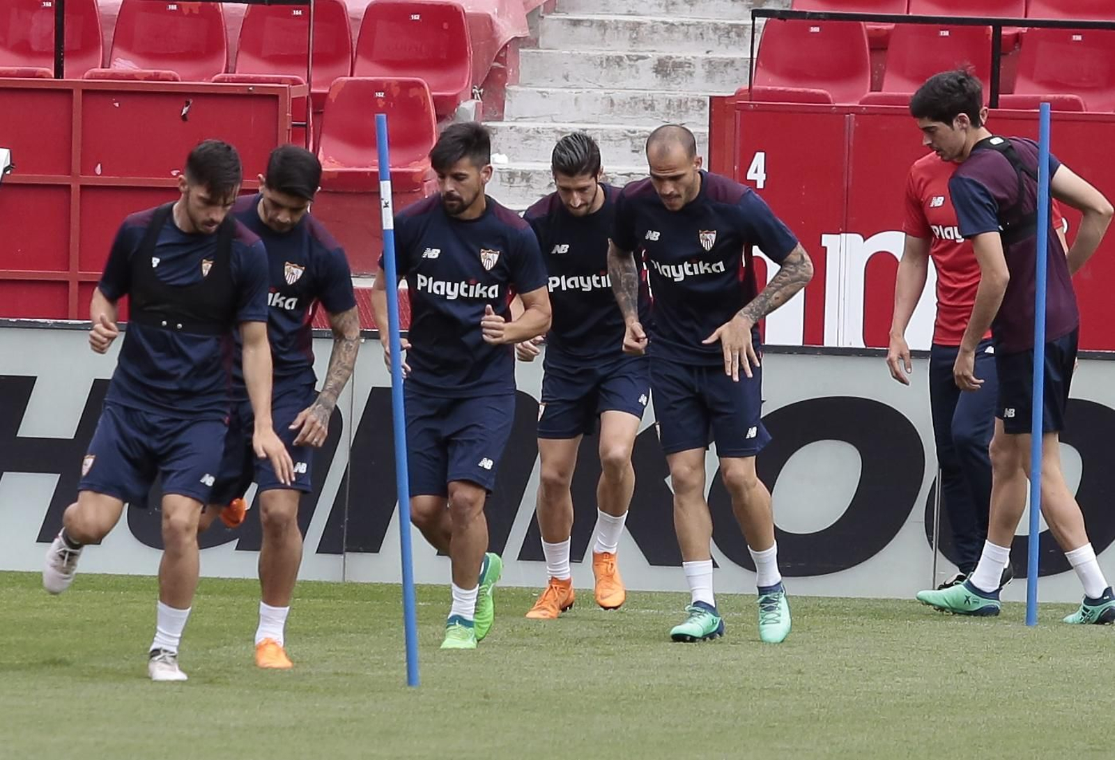 Sarabia, Banega, Nolito, Sandro, Escudero y Carlos Fernández durante el entrenamiento de ayer en el estadio.