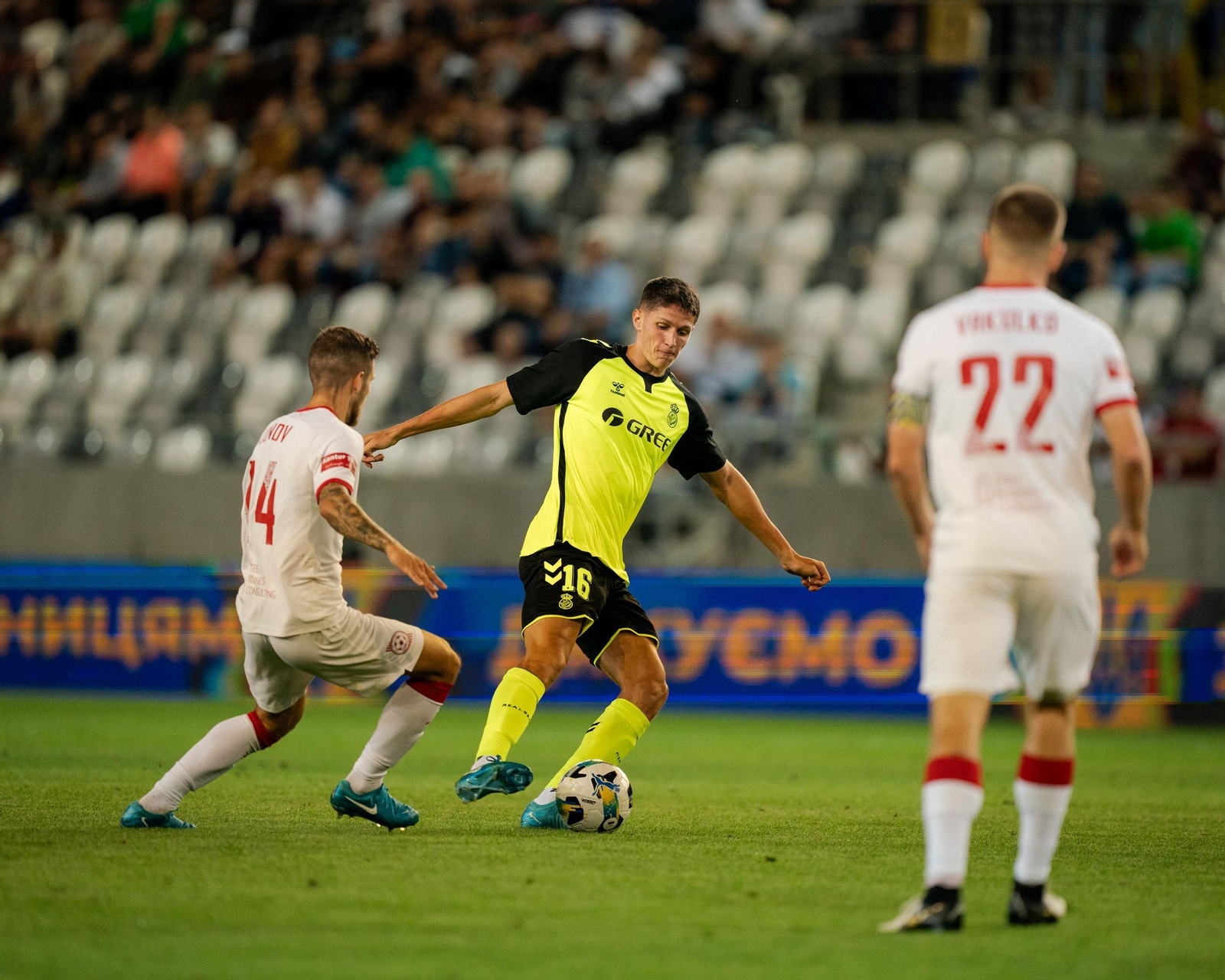 Altimira controla un balón ante dos rivales del cuadro ucraniano.