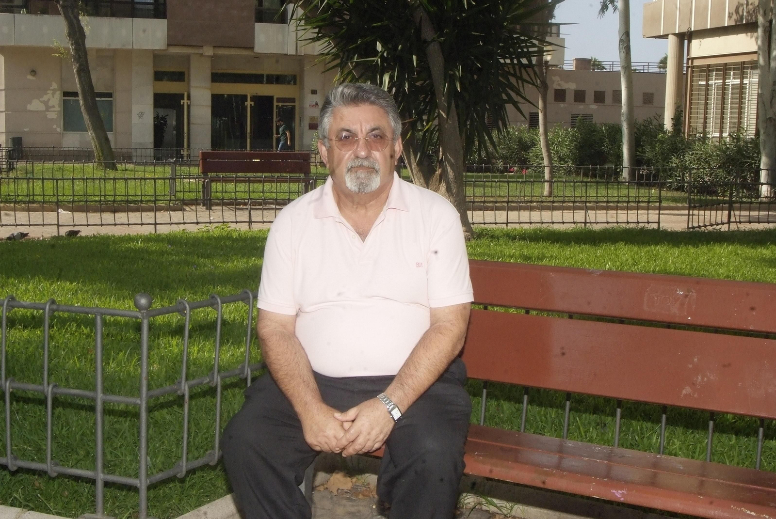 Juan Quesada está satisfecho de haber cedido los libros al Obispado.