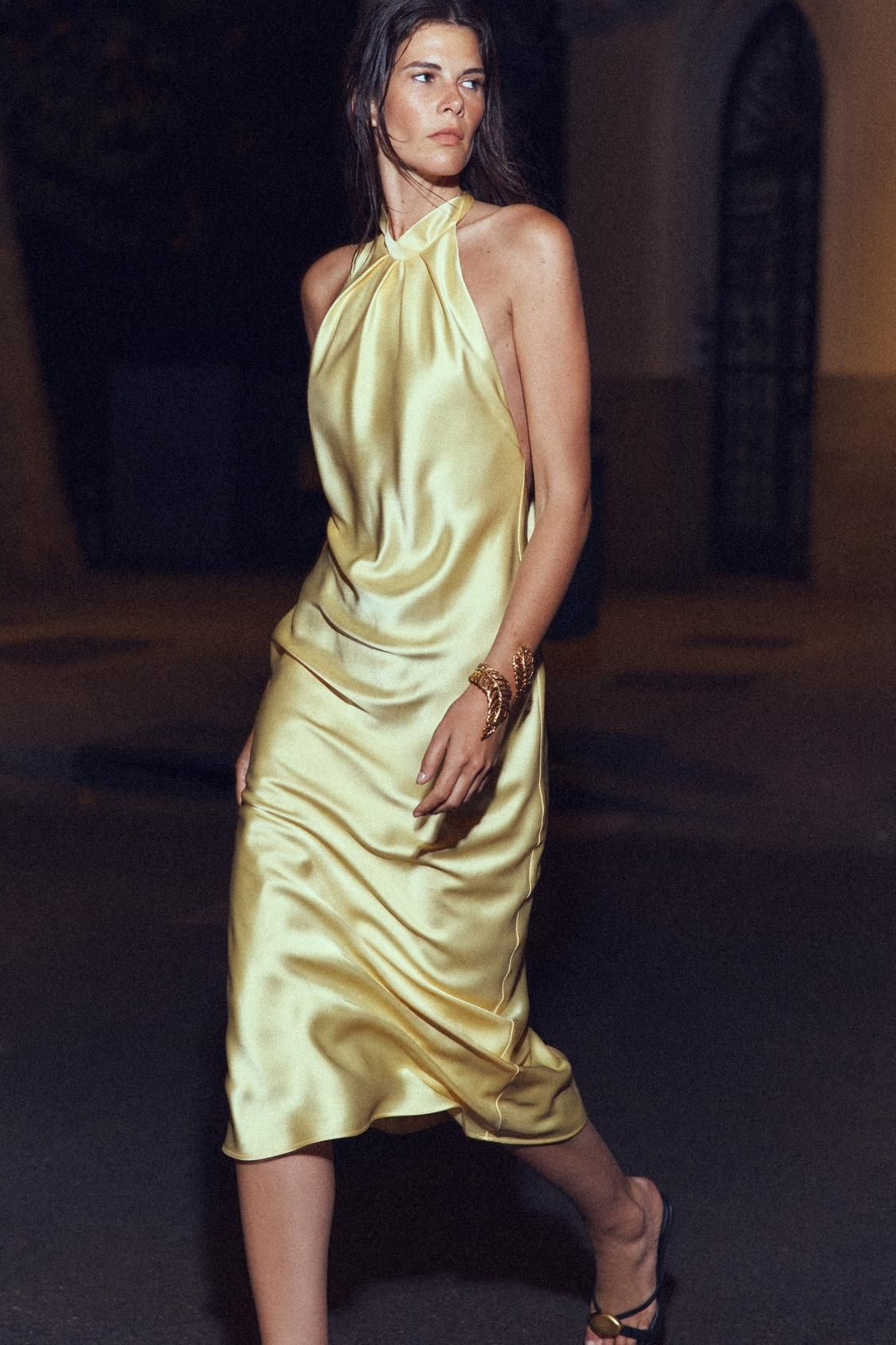 Vestido amarillo con cuello halter de Zara.2 Vestido amarillo con cuello halter de Zara.2