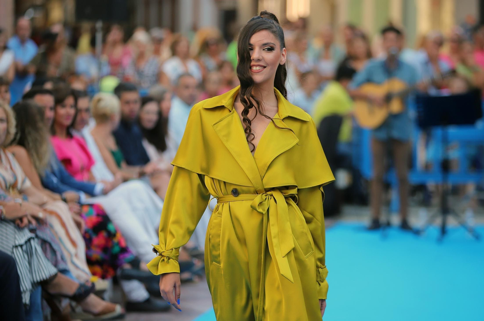 Imágenes de Huelva en blanco y azul, la noche del comercio