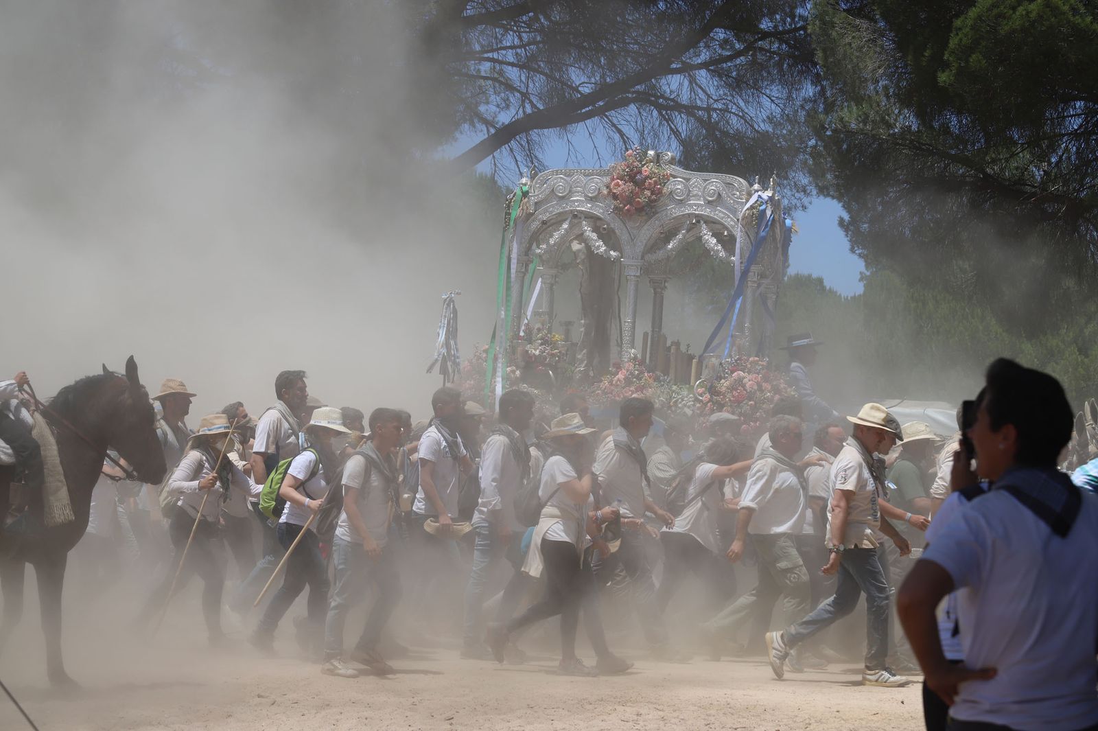 Imágenes de la Hermandad del Rocío de Huelva en el camino