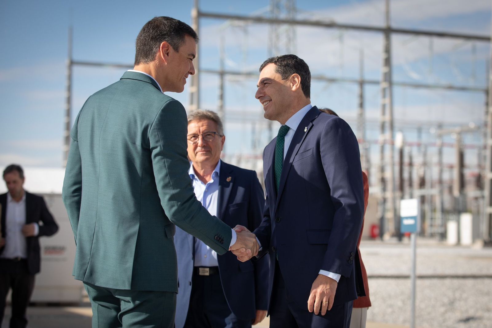 Pedro Sánchez saluda a Juanma Moreno en la subestación de Baza